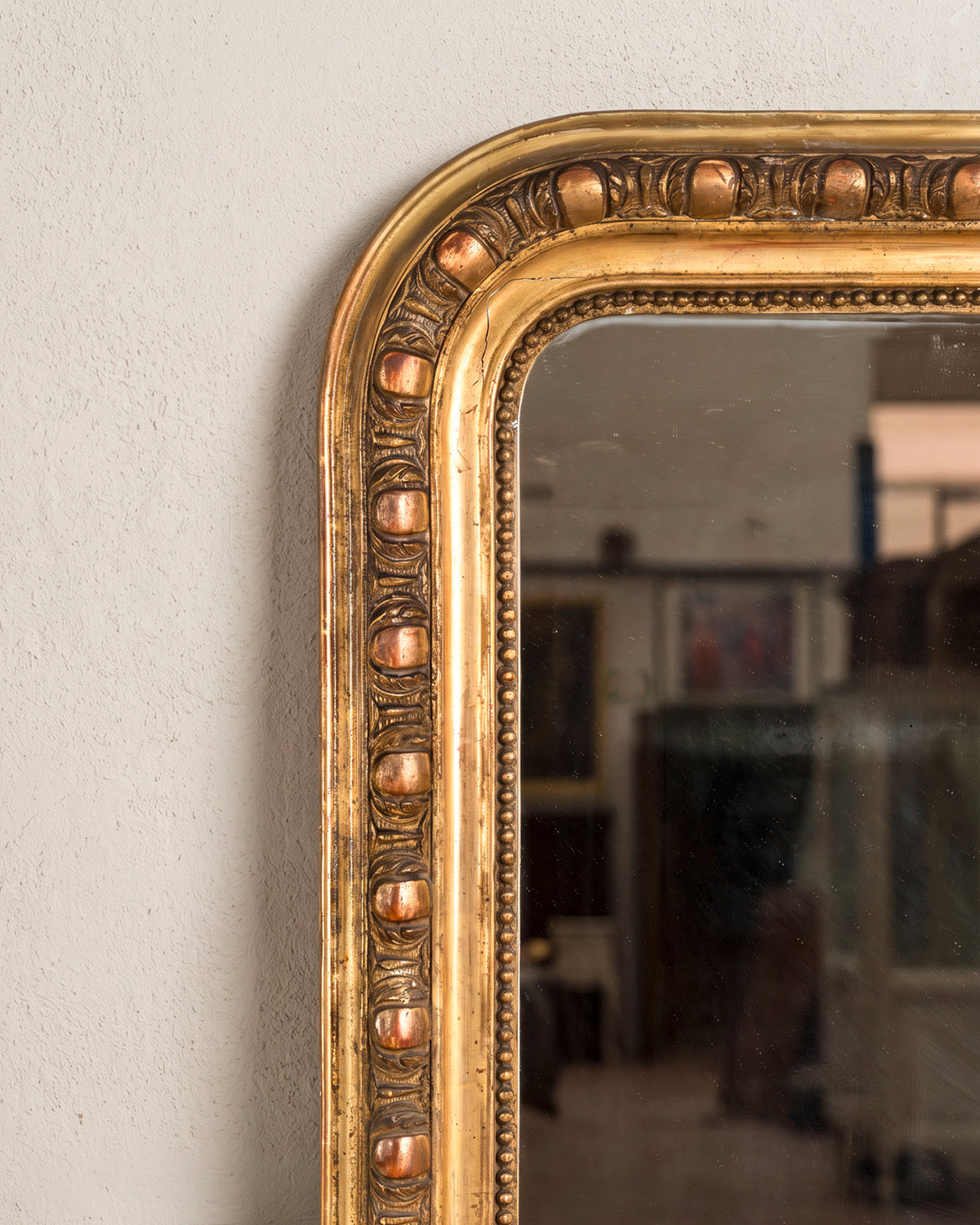 Detalle esquina superior redondeada, contario de perlas y pan de oro gastado — Antique Arte y Decoración