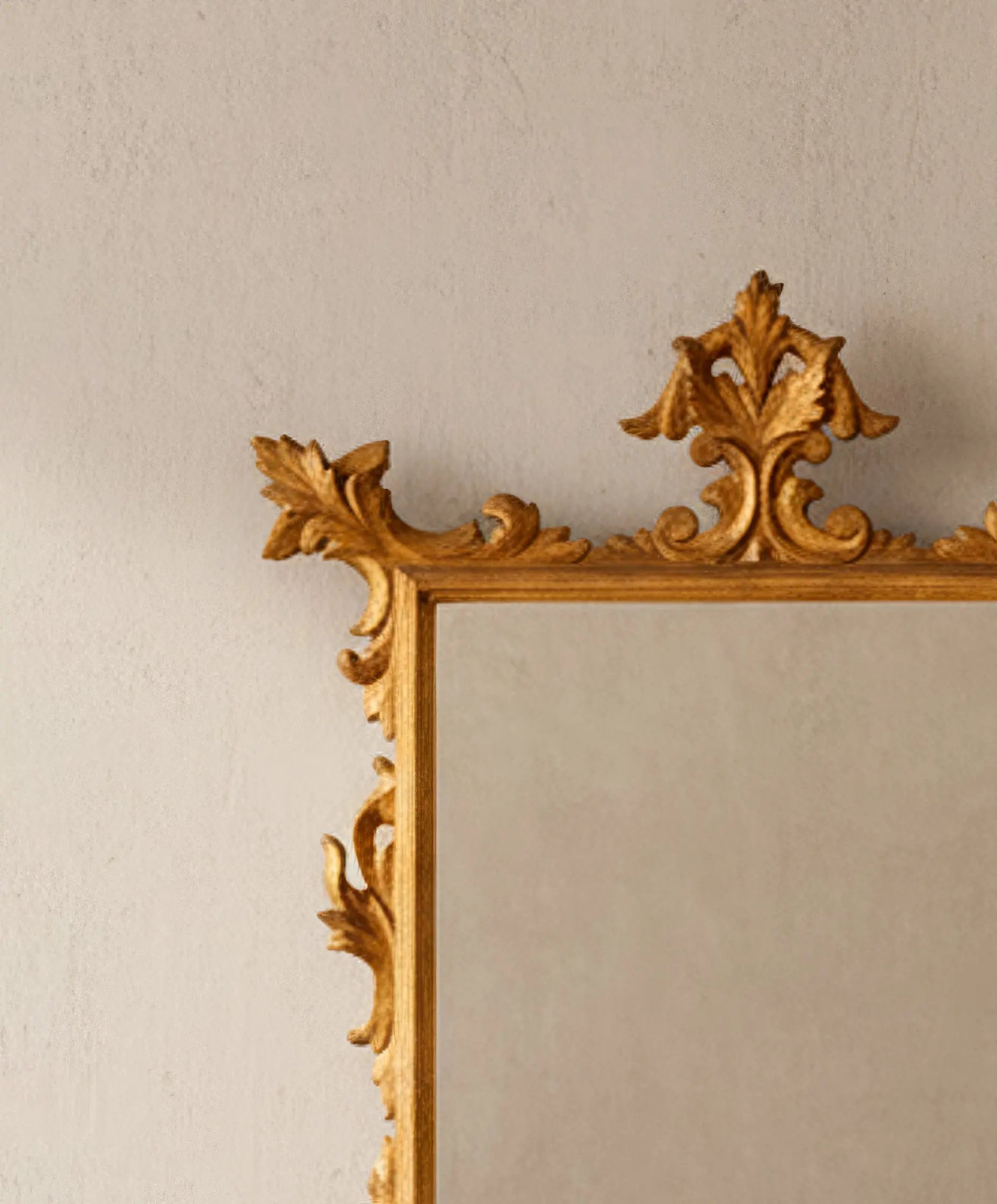 Detalle talla rococó pan de oro volutas de acanto espejo antiguo siglo XIX — Antique Arte y Decoración