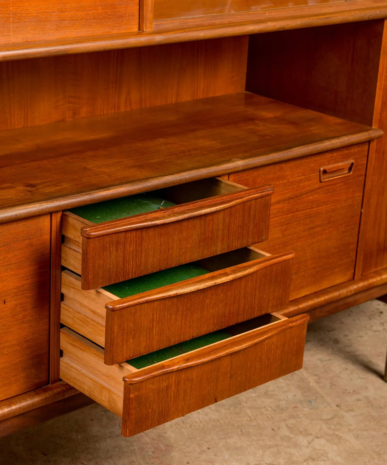 Aparador Mid Century años 60 de madera con mueble bar