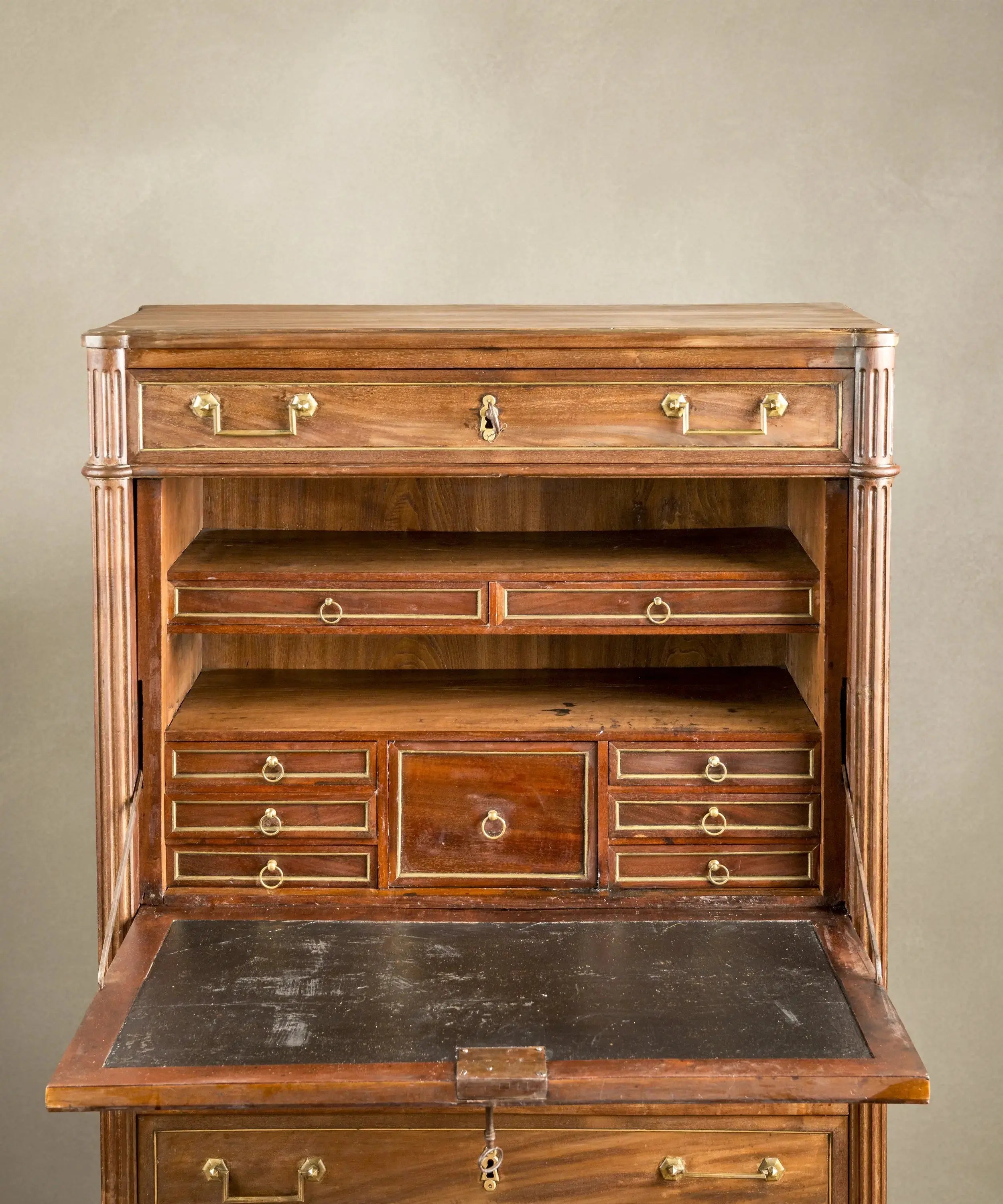 Secreter antiguo de nogal con tapa abatible estilo Luis XVI (Siglo XIX) Antique arte y decoracion