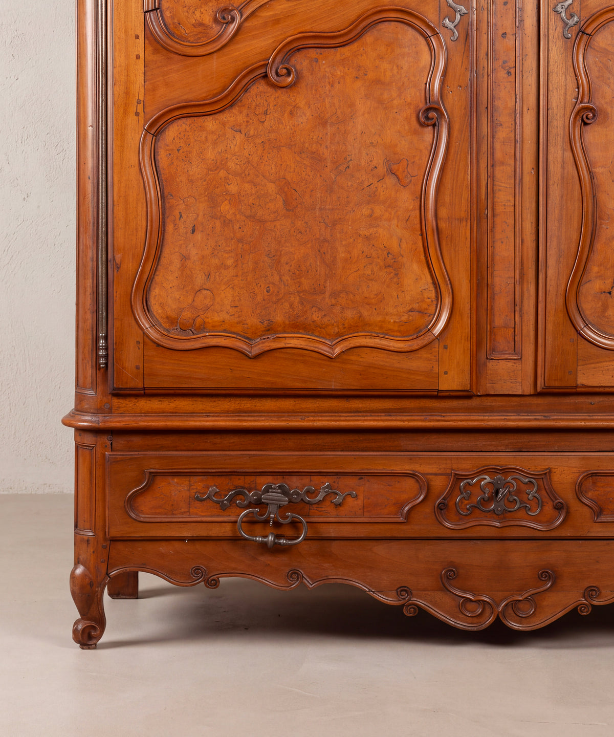 Detalle cajón con tirador de forja, faldón tallado y pie de voluta — Antique Arte y Decoración