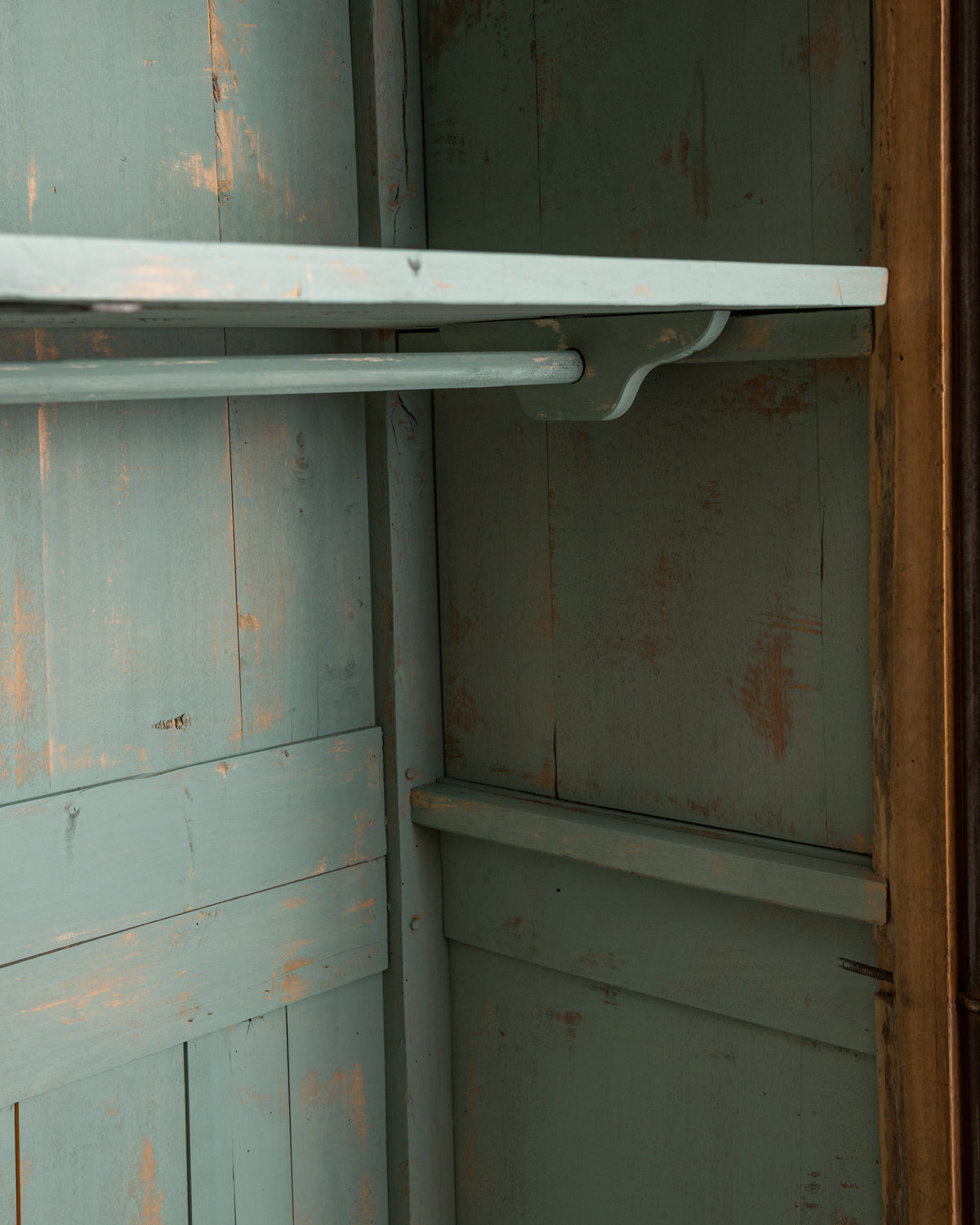 Interior armario antiguo pintado en verde decapé con balda y barra para colgar — Antique Arte y Decoración