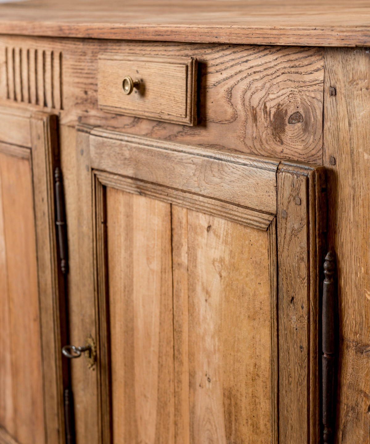 Detalle bisagras de hierro forjado y clavijas de madera aparador Luis XVI — Antique Arte y Decoración