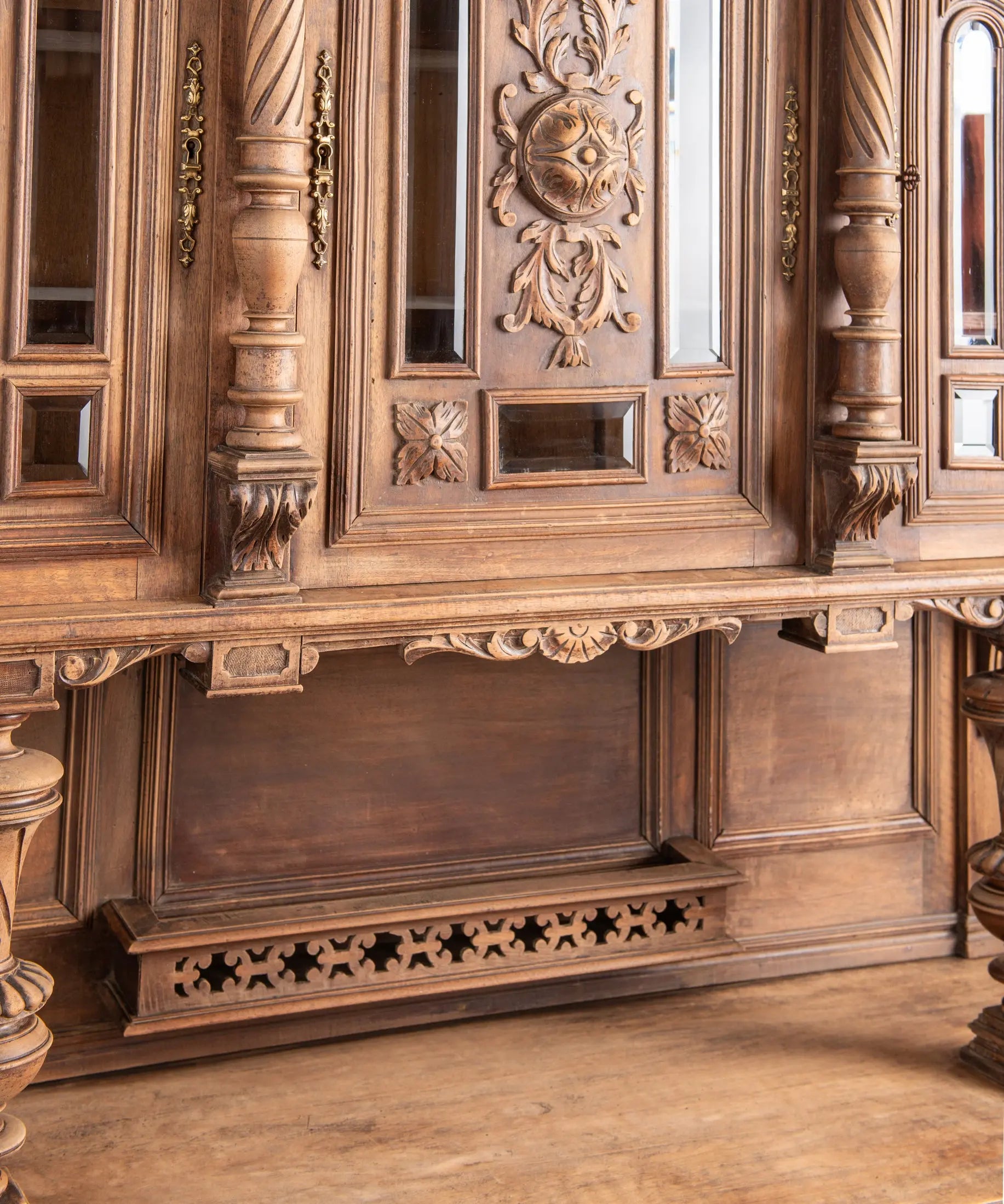 Detalle panel central tallado con columnas entorchadas y cristales biselados — Antique Arte y Decoración