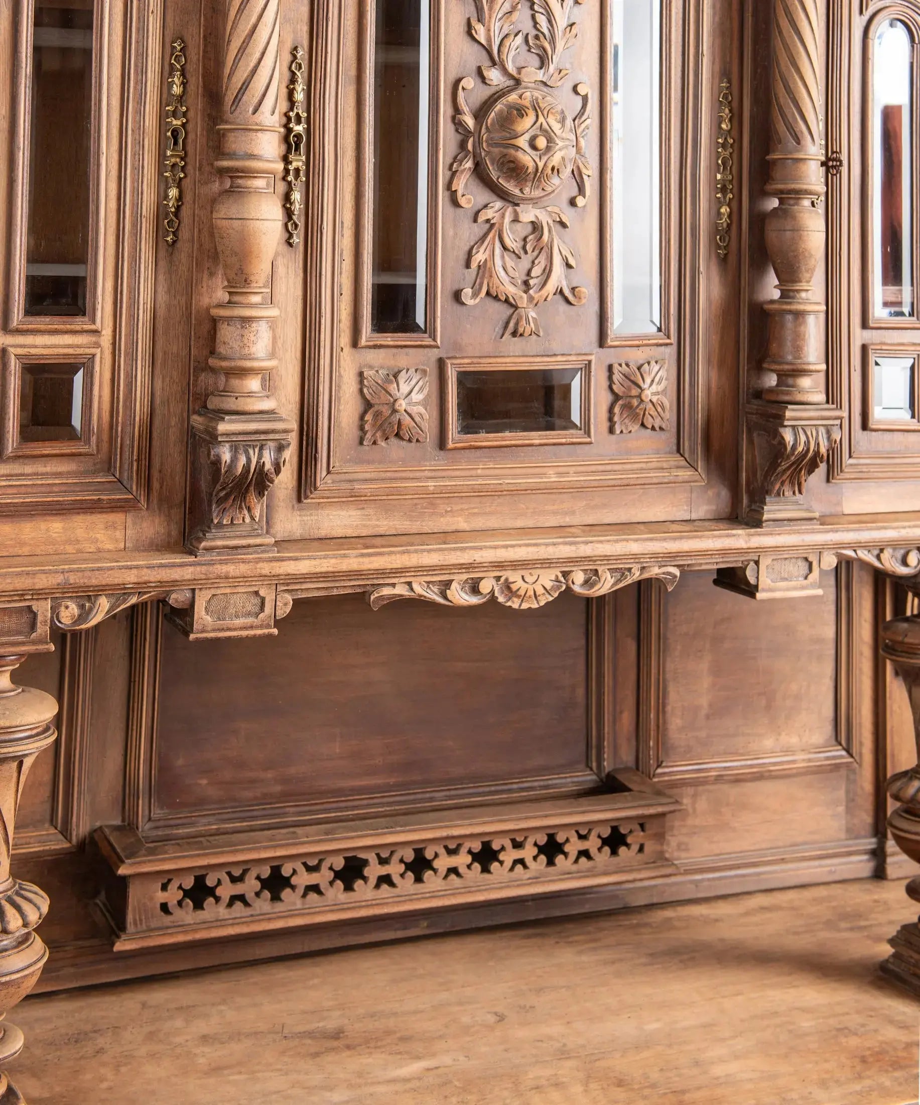 Detalle panel central tallado con columnas entorchadas y cristales biselados — Antique Arte y Decoración