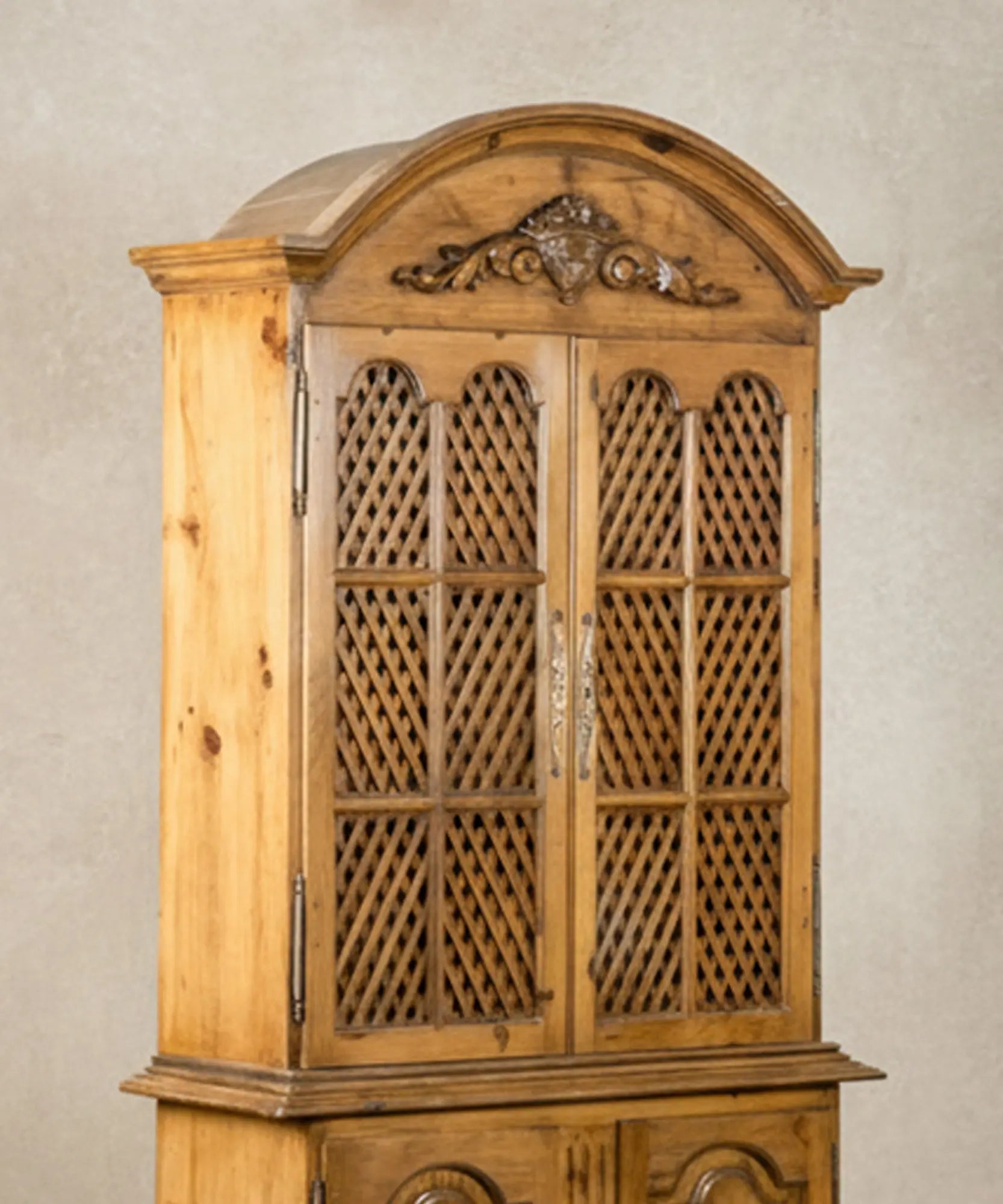 Ángulo lateral que muestra la profundidad y el relieve de las molduras de la alacena.