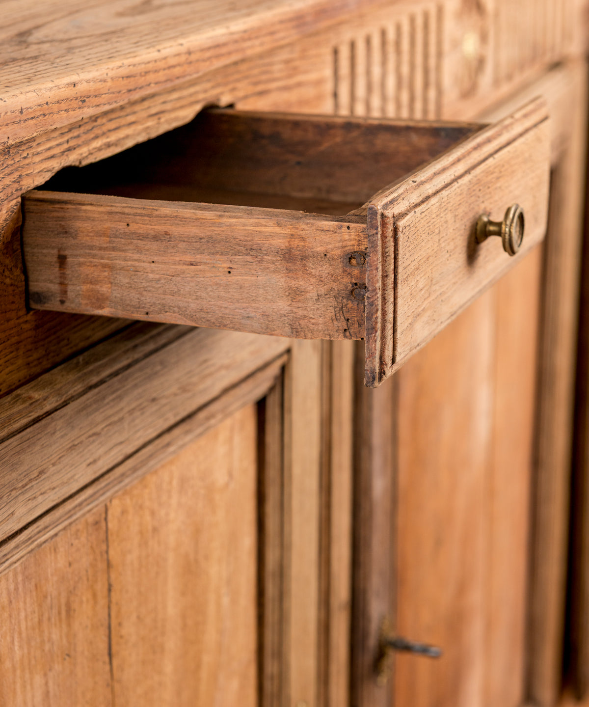 Detalle cajón abierto con laterales clavados aparador antiguo — Antique Arte y Decoración