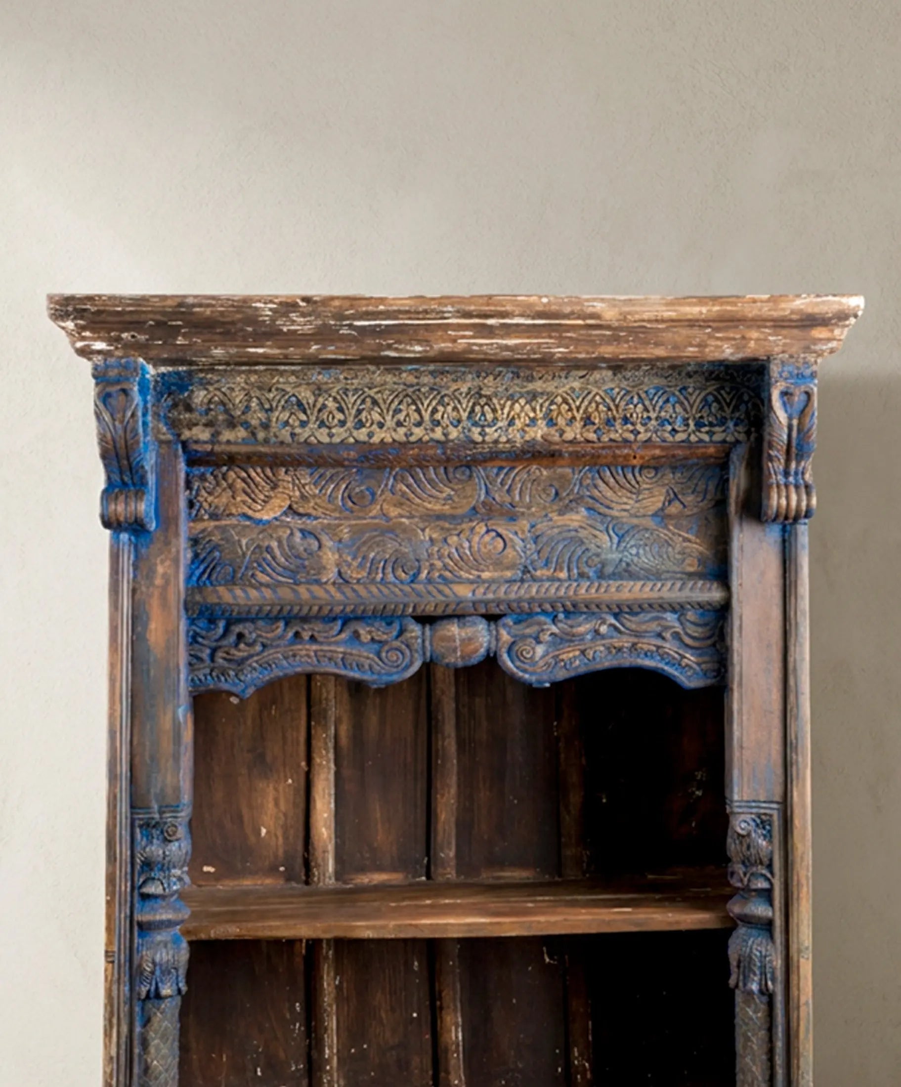 Detalle copete y frisos de olas tallados a mano con policromía azul añil — Antique Arte y Decoración