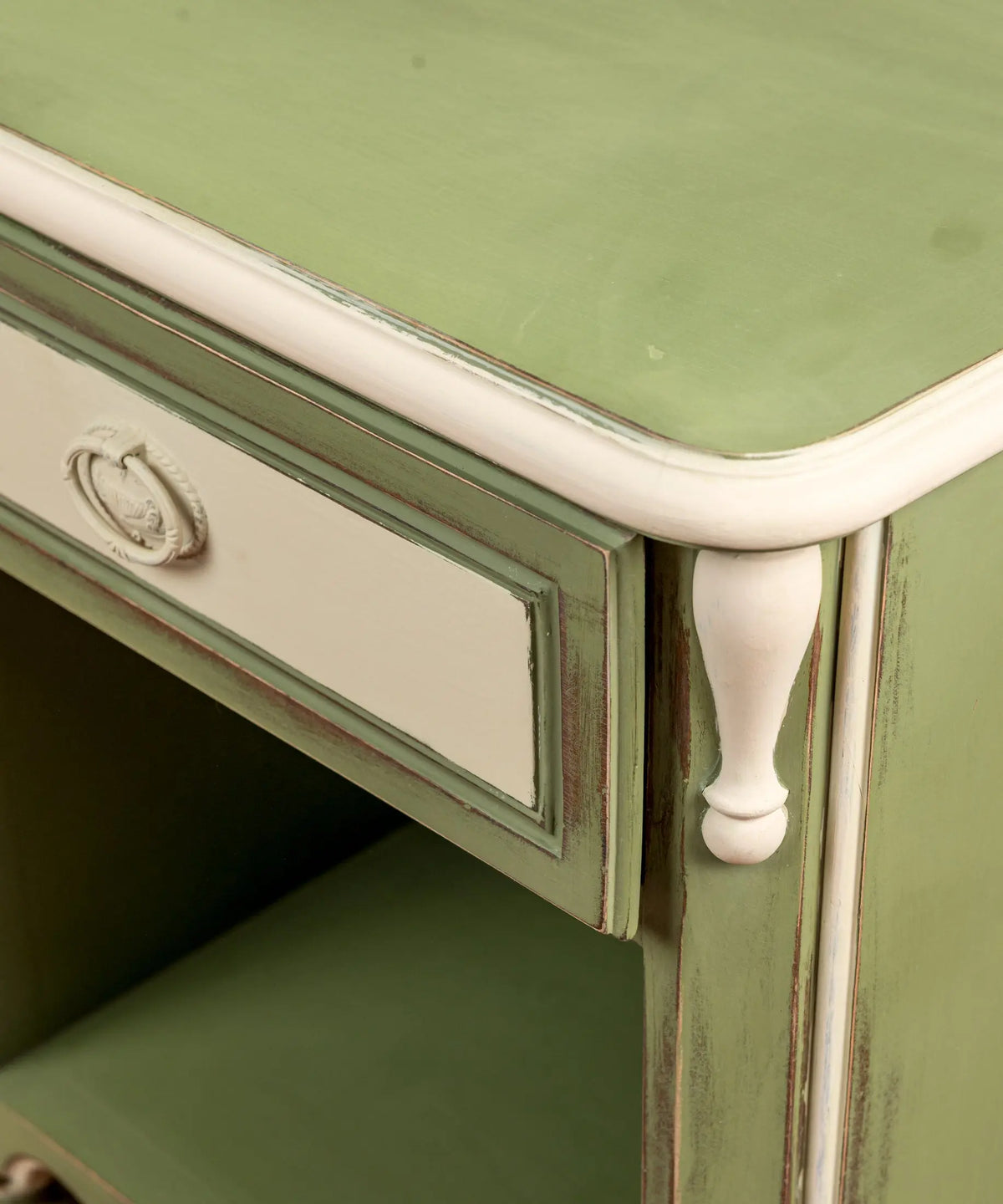 Detalle tirador de anilla y decapado a mano en blanco crema — Antique Arte y Decoración