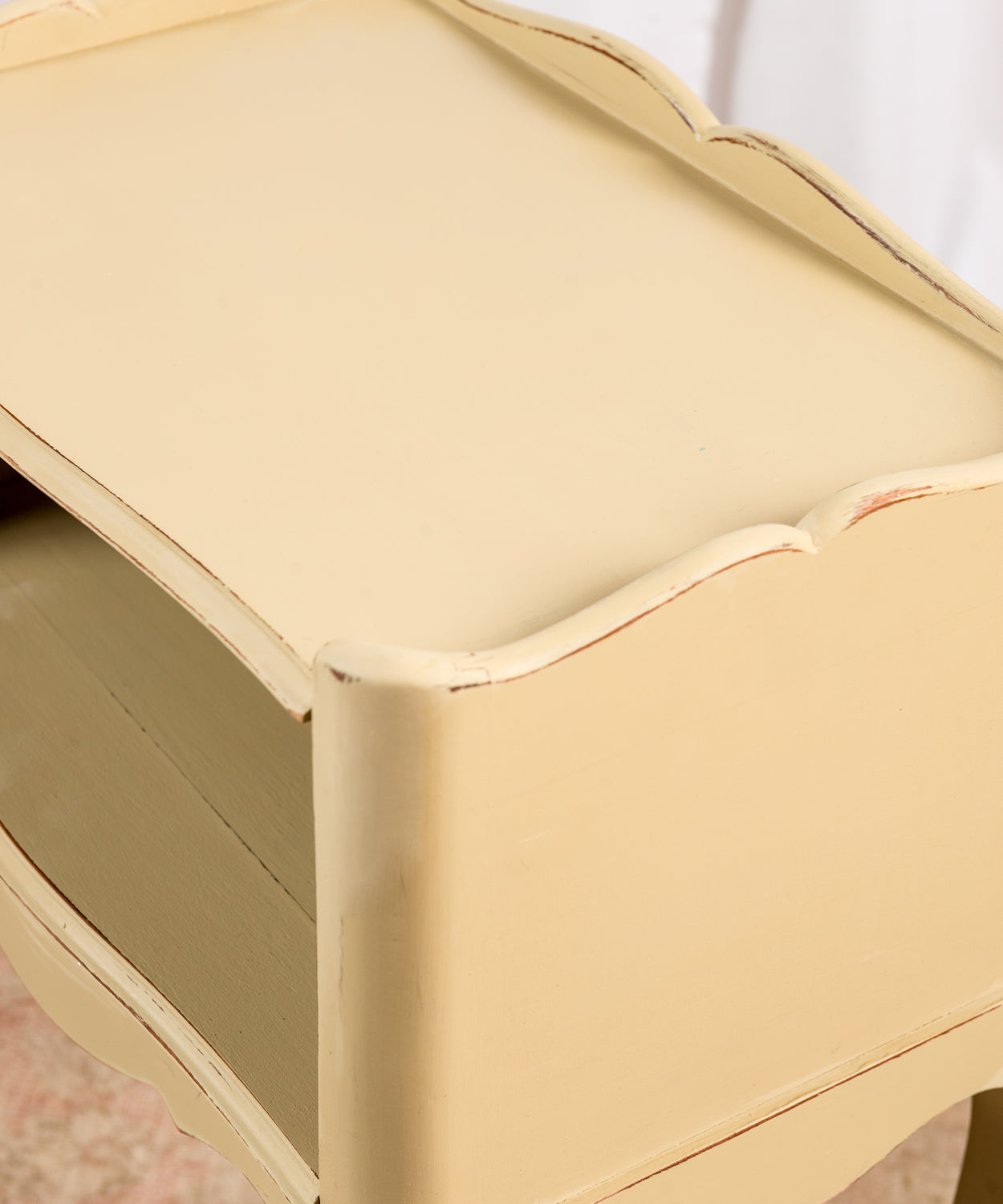 Primer Plano Superior: Detalle del acabado mate y reborde decorativo (scalloped top) de mueble vintage.