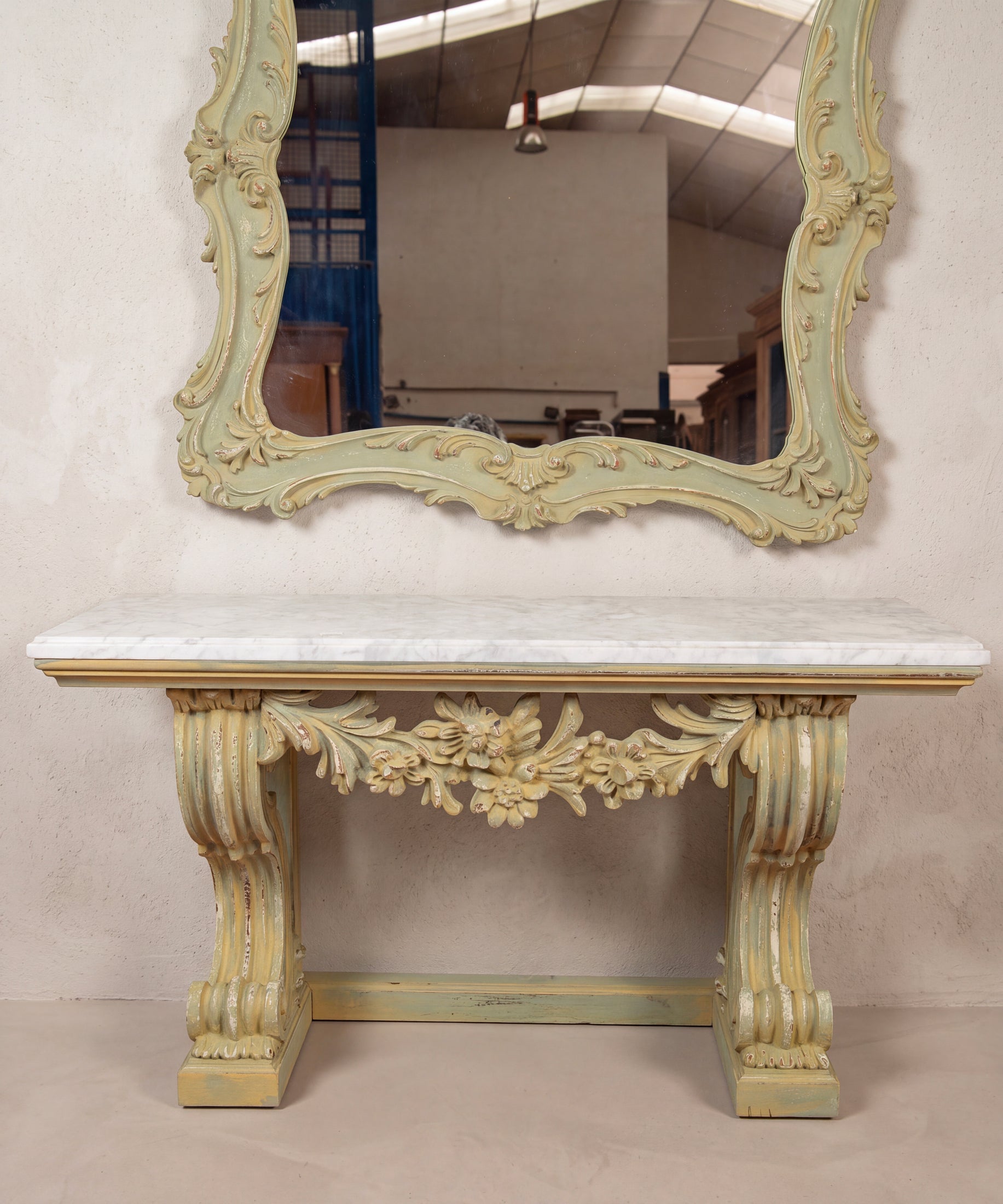 Consola vintage con mármol y faldón de flores tallado bajo espejo Luis XV, vista frontal — Antique Arte y Decoración