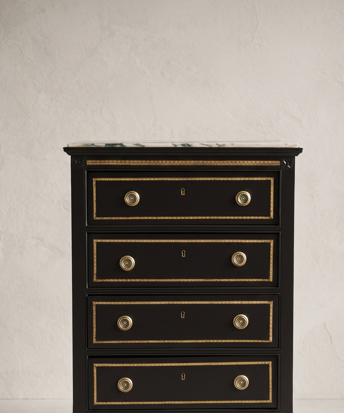 Detalle cajones sinfonier negro con filete de latón dorado y tapa de mármol — Antique Arte y Decoración