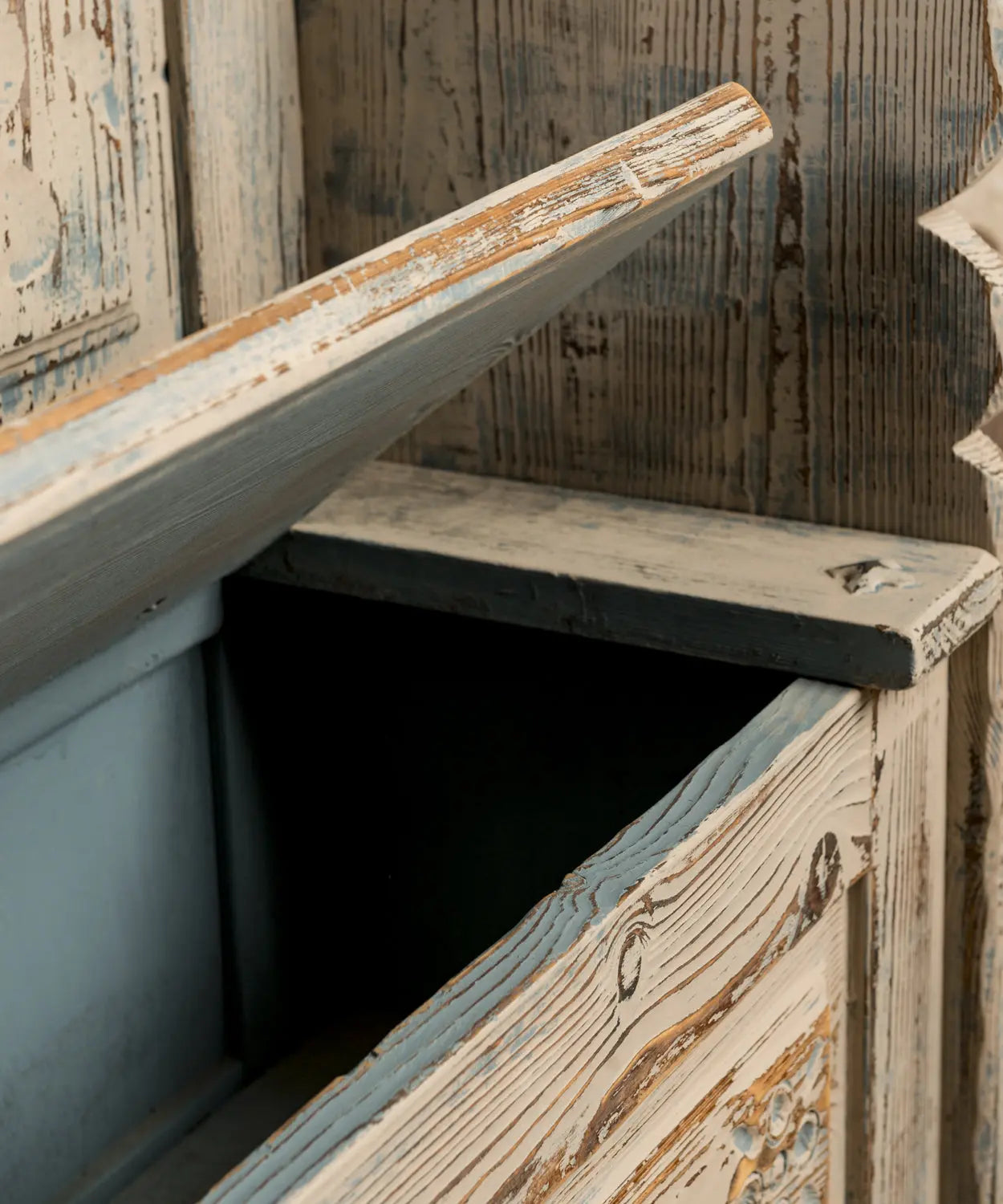 Pequeño banco arcón rústico en madera decapada con almacenaje