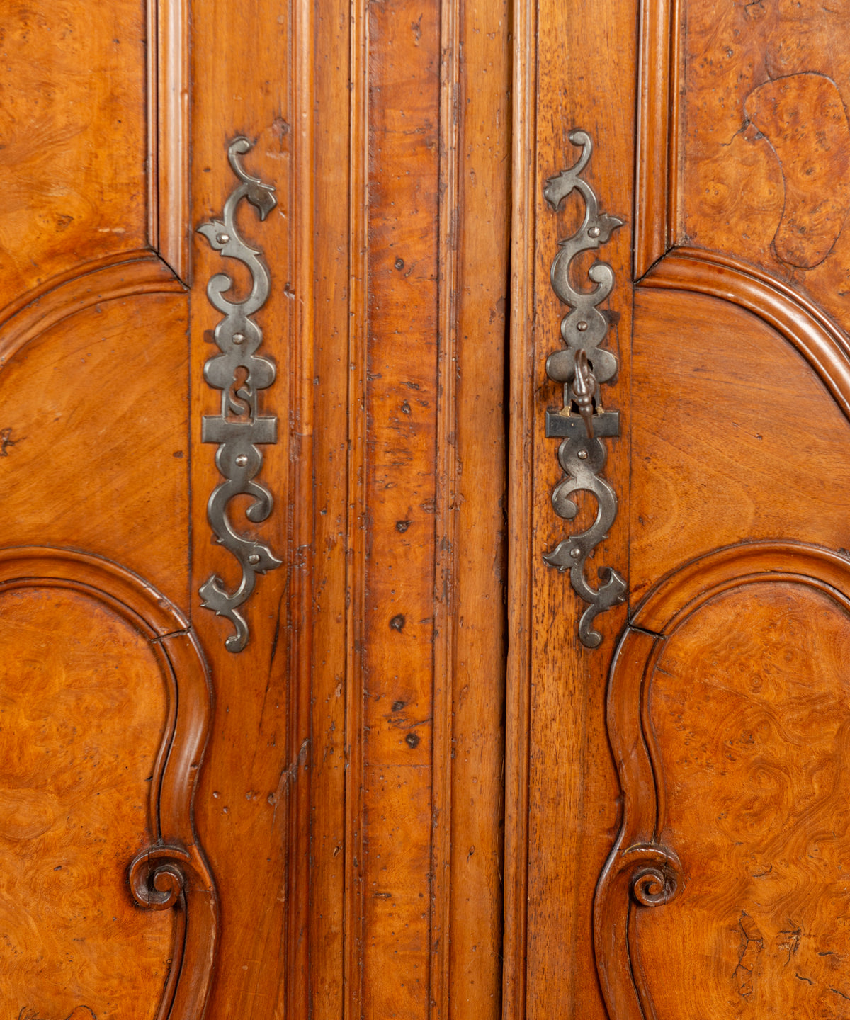Detalle bocallaves de forja caladas y paneles de raíz de olmo, armario antiguo — Antique Arte y Decoración