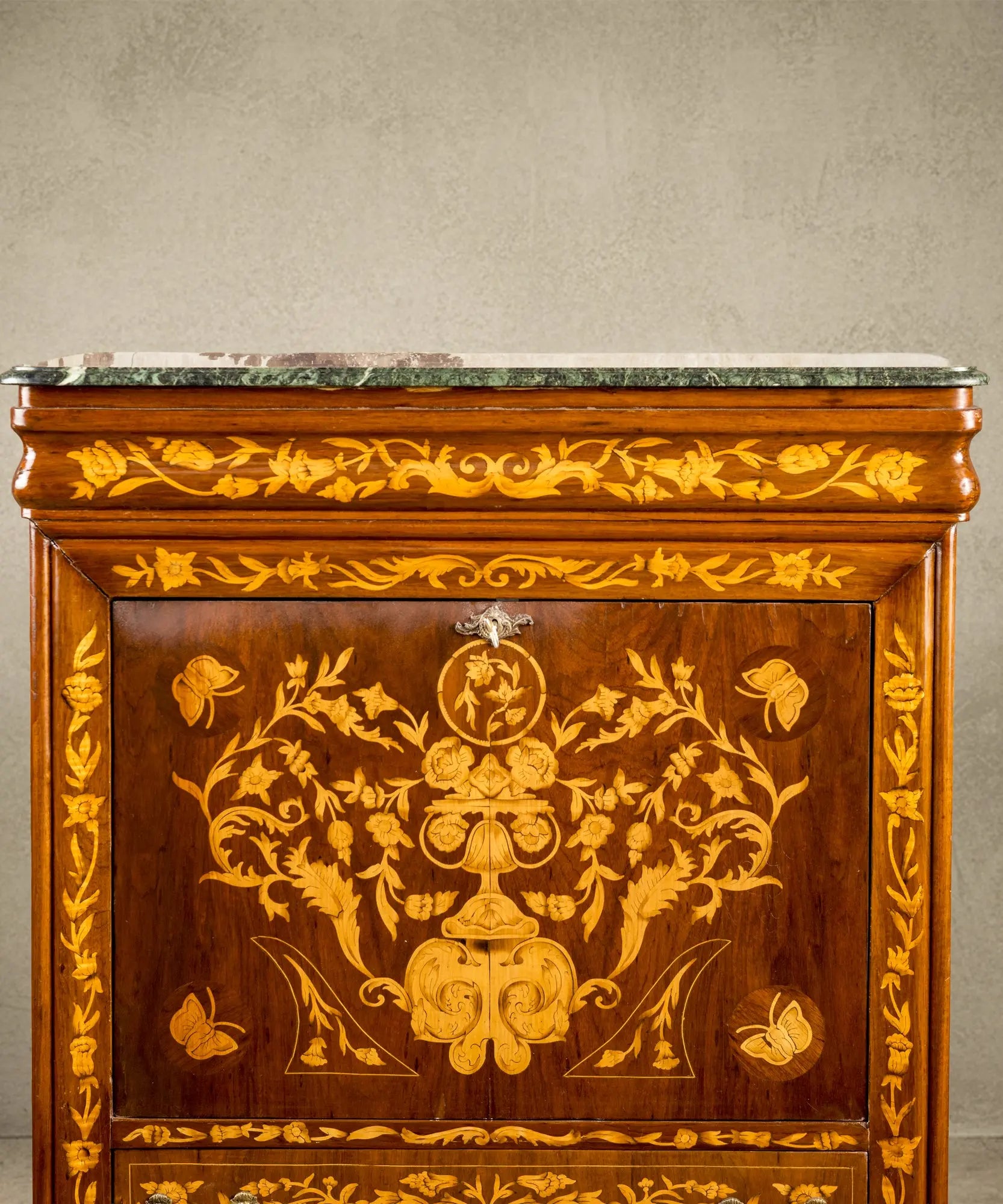 Secreter con marquetería floral y tapa de mármol verde