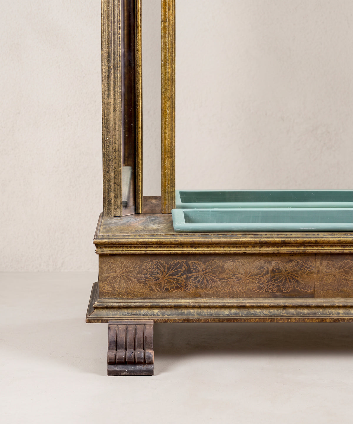 Detalle friso de hojas de parra grabado en metal y pata de madera en voluta — Antique Arte y Decoración