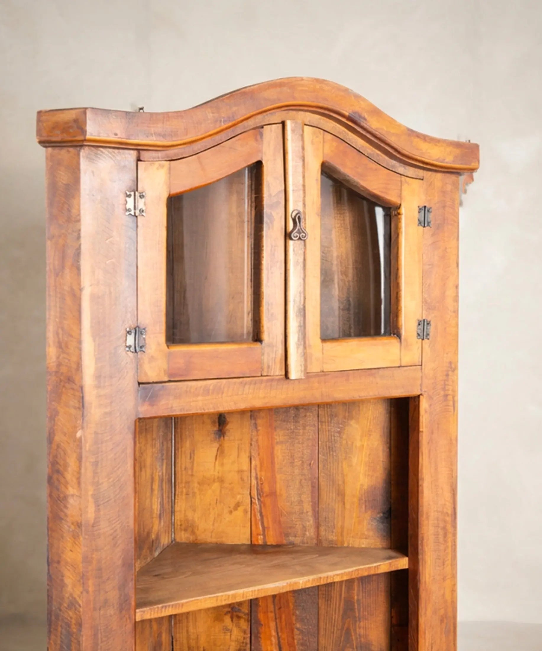 Rinconera Rústica Vintage de Madera Maciza | Vitrina y Copete Curvo