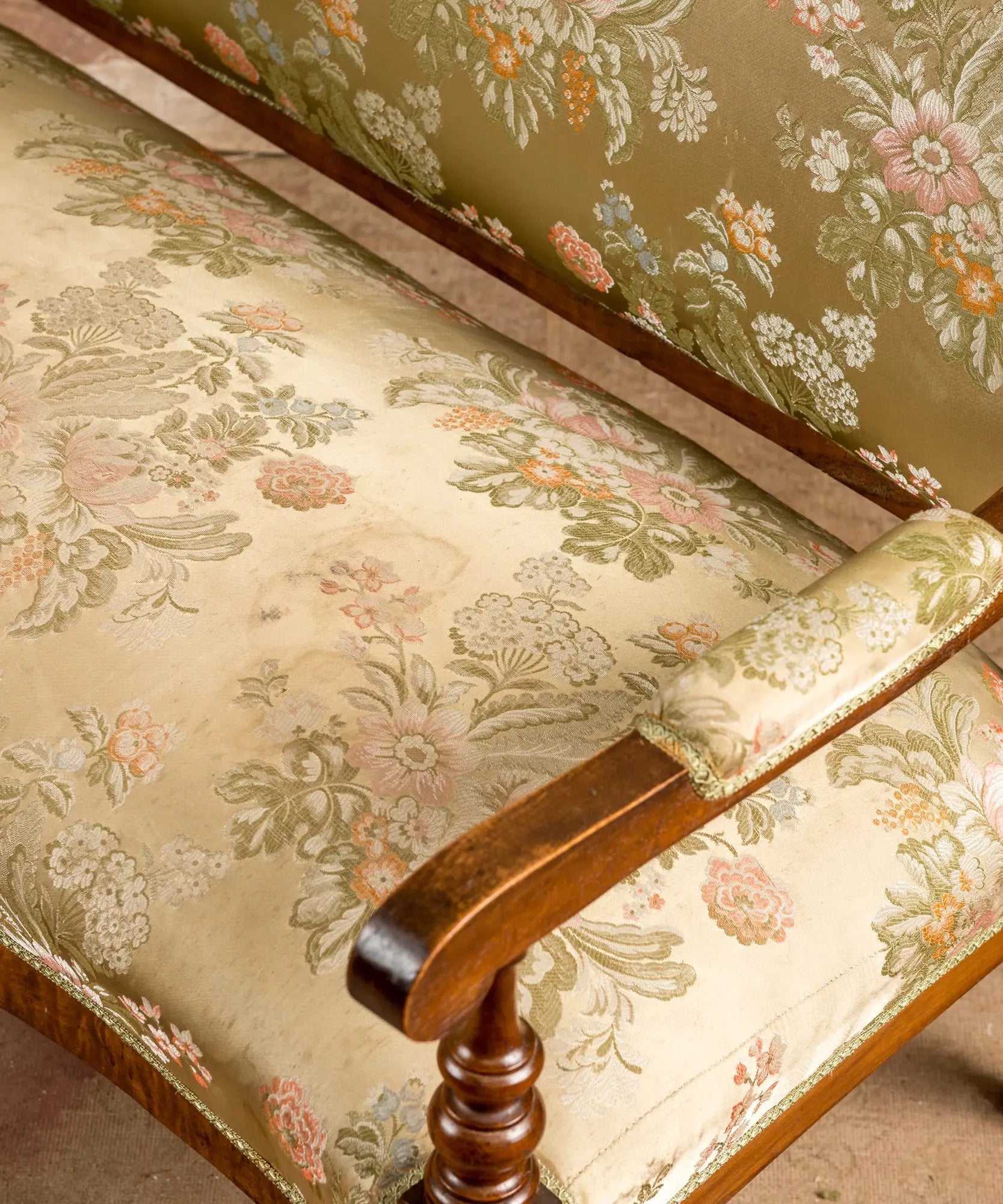 Sofá Canapé Isabelino en Nogal y Damasco Verde