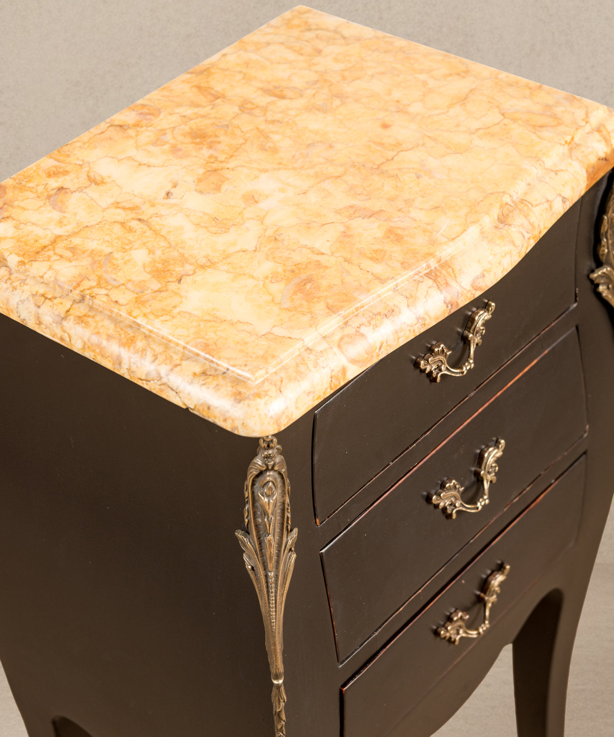 Pareja de mesillas francesas estilo Luis XV en negro mate