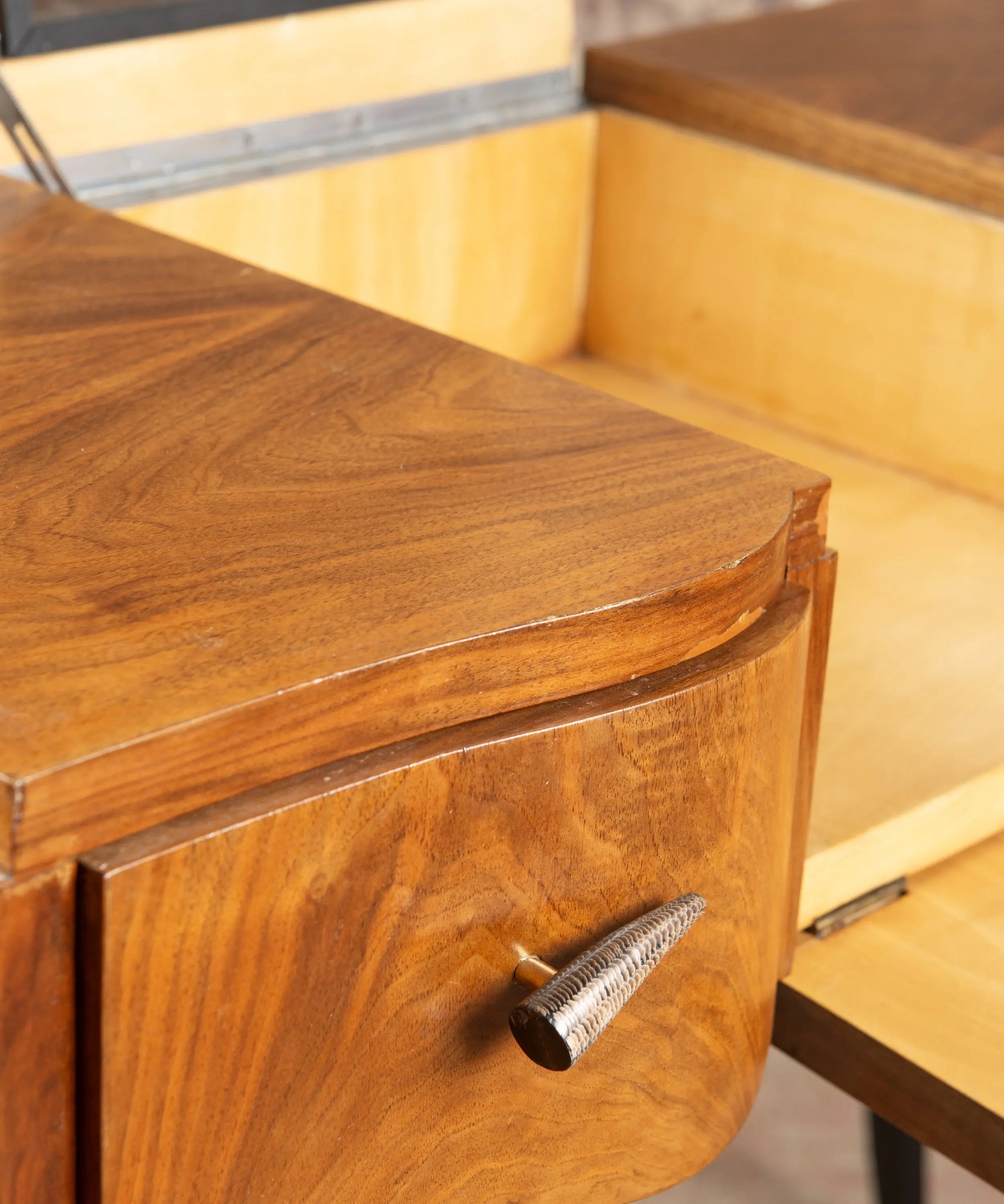 Tocador en nogal con espejo abatible y patas negras