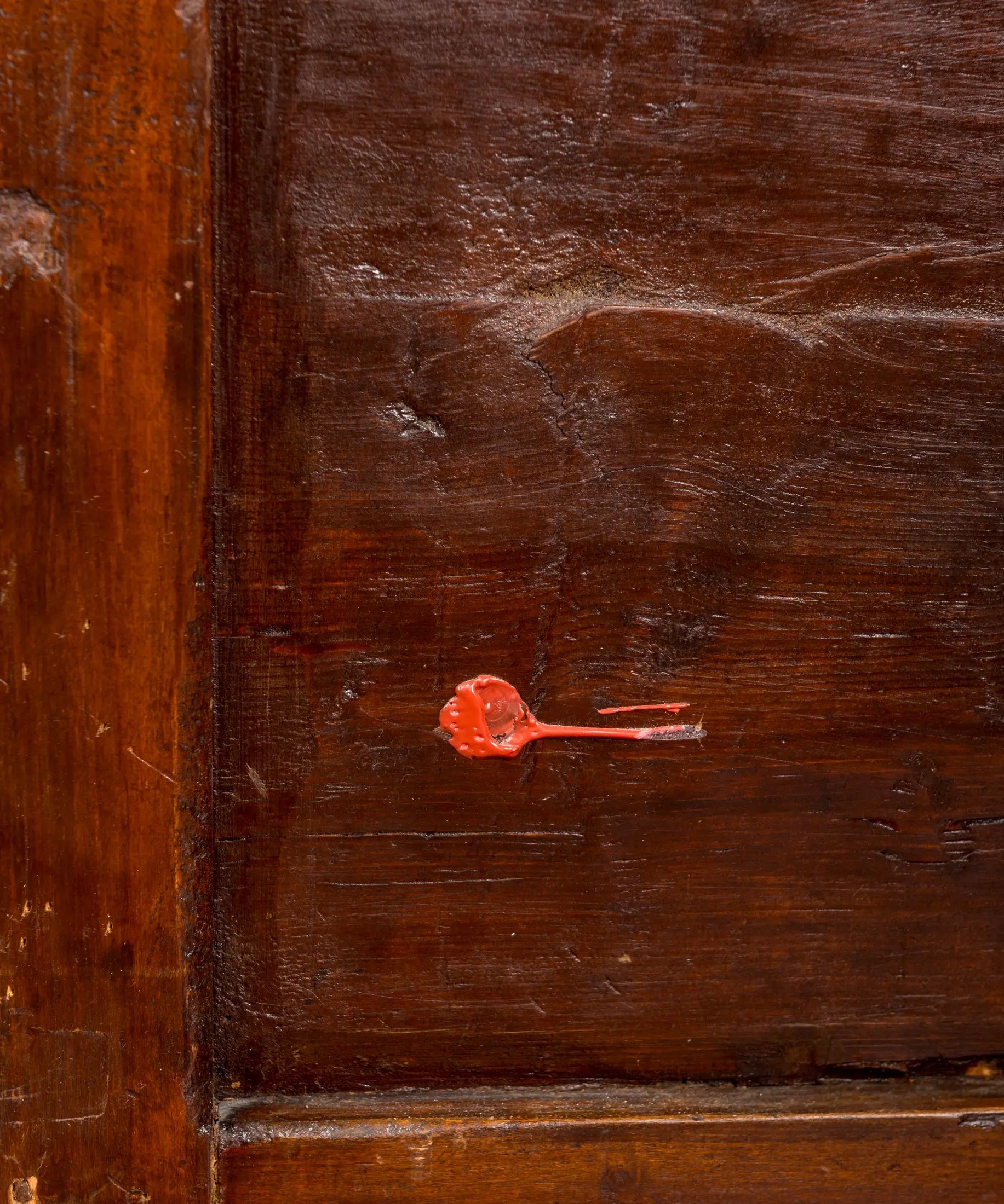 Detalle sello de lacre rojo original en la trasera del aparador chino — Antique Arte y Decoración