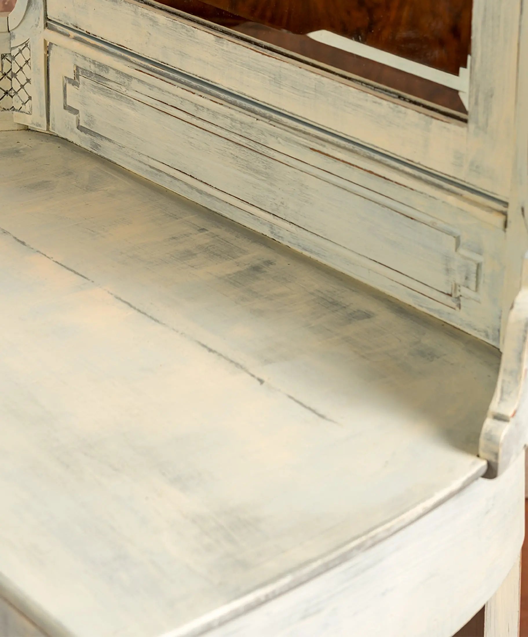 Detalle del tablero con acabado decapado a mano del tocador modernista — Antique Arte y Decoración