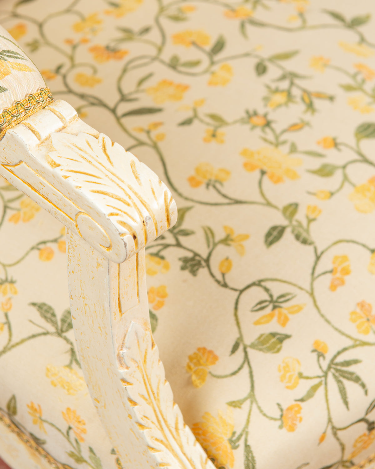 Detalle brazo con hoja de acanto tallada y pátina ocre sobre pintura crema en sillón italiano — Antique Arte y Decoración