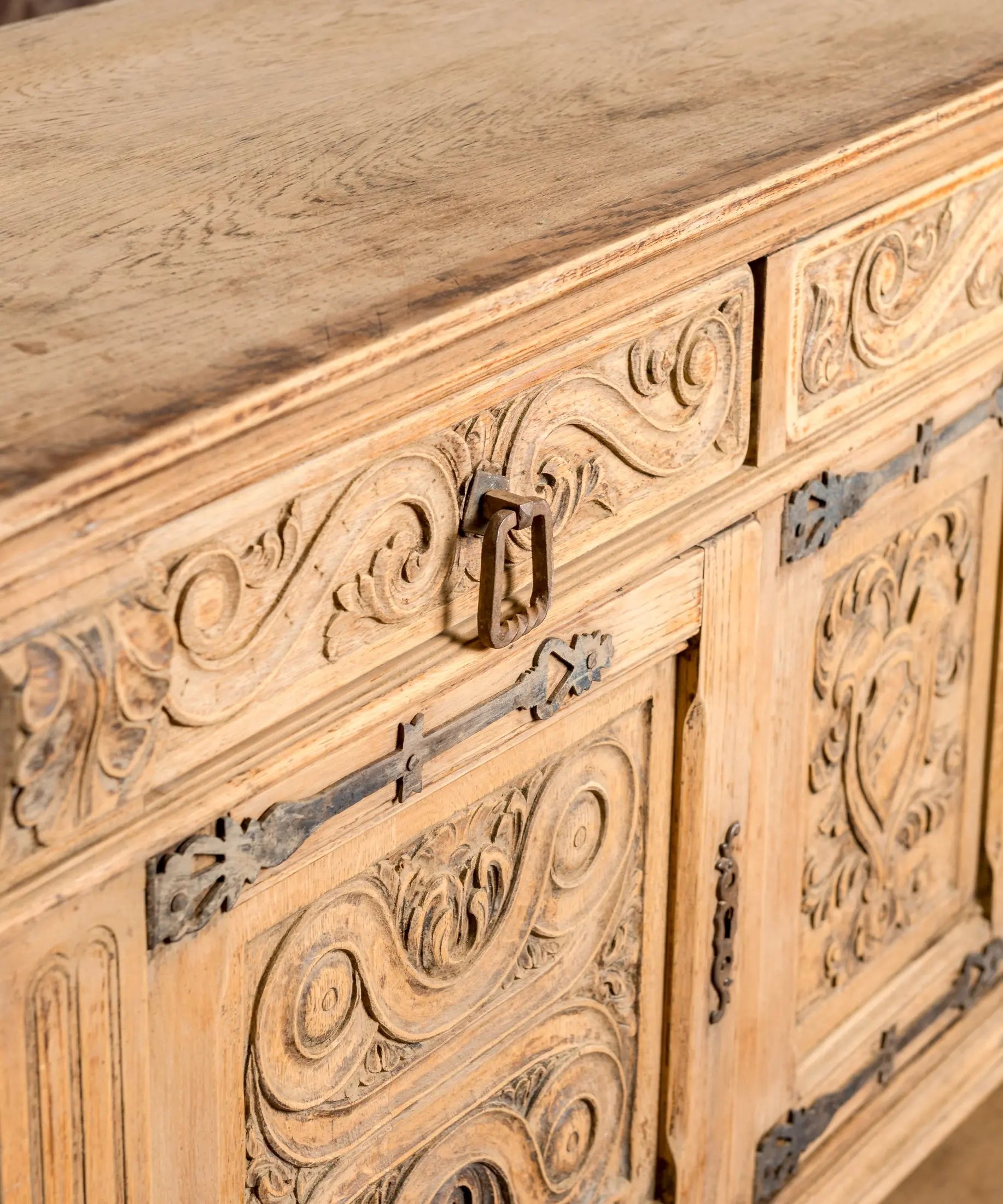 Detalle de cajón con argolla de hierro forjado y talla de volutas en roble — Antique Arte y Decoración