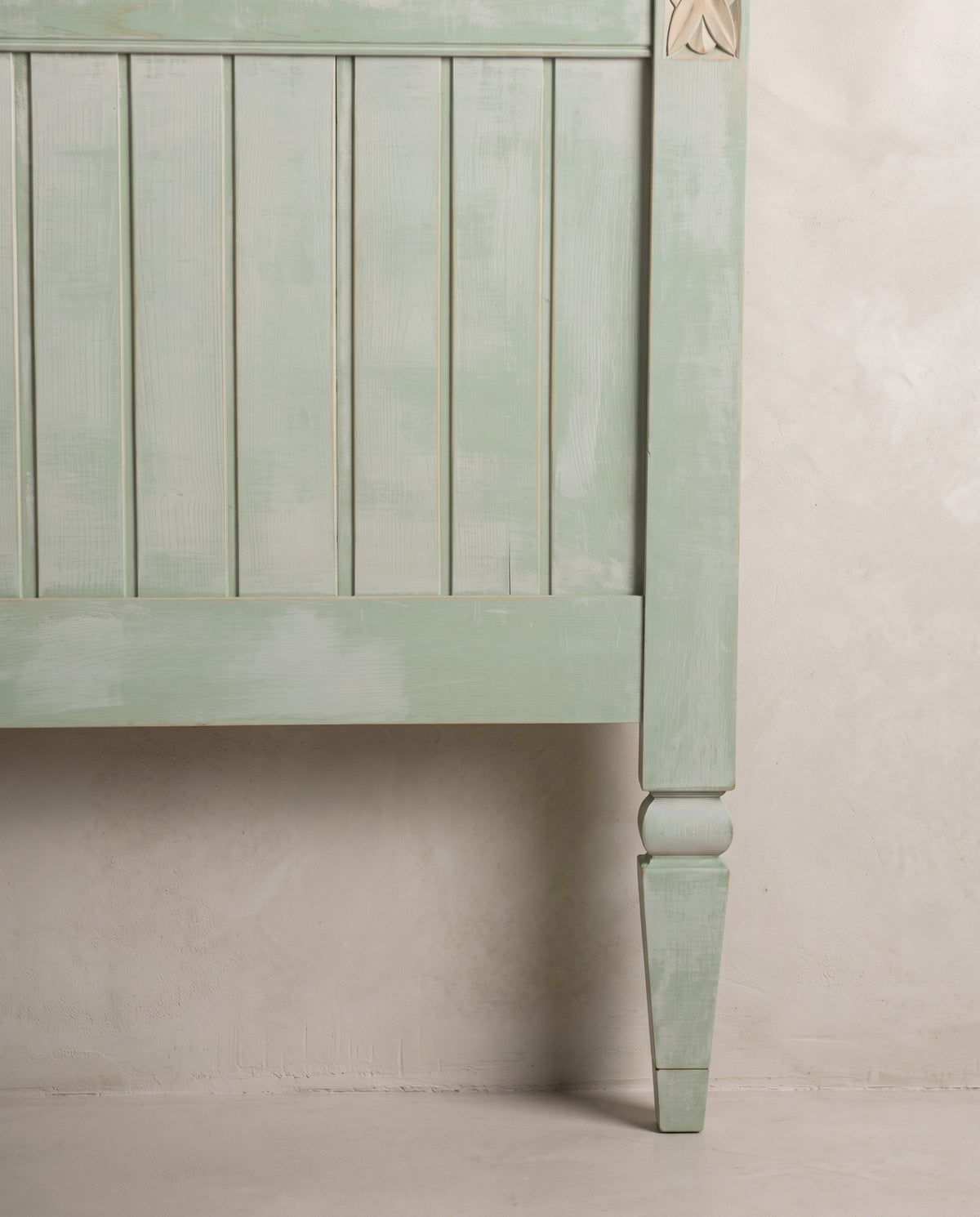 Detalle pata torneada y tablas verticales en pino pintado verde salvia — Antique Arte y Decoración