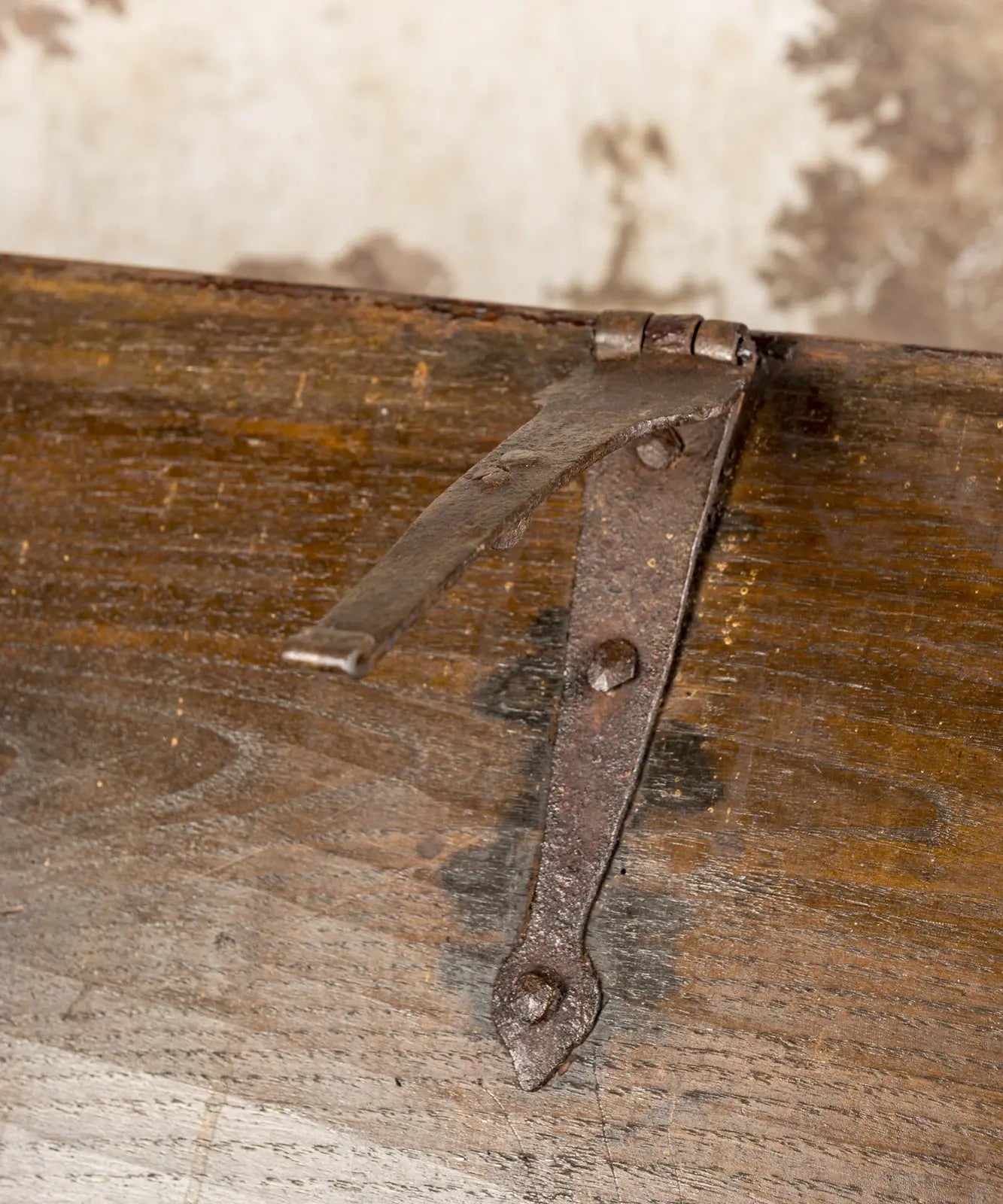 Arcón Español del Siglo XVIII de madera tallada