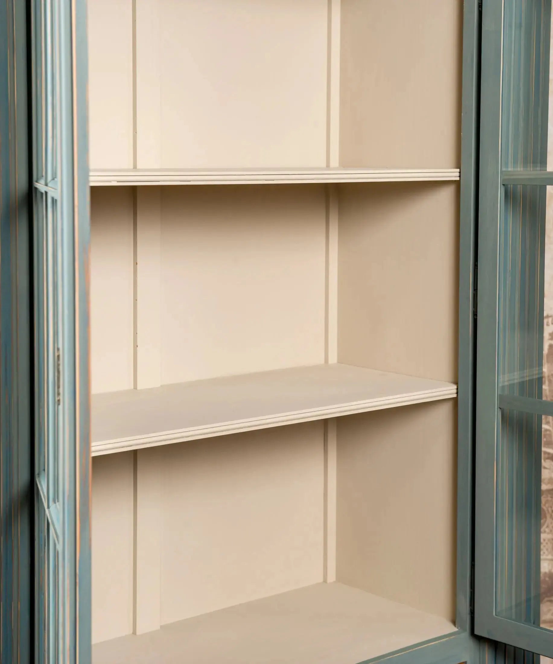 Interior vitrina con baldas en tono crema y puertas acristaladas — Antique Arte y Decoración