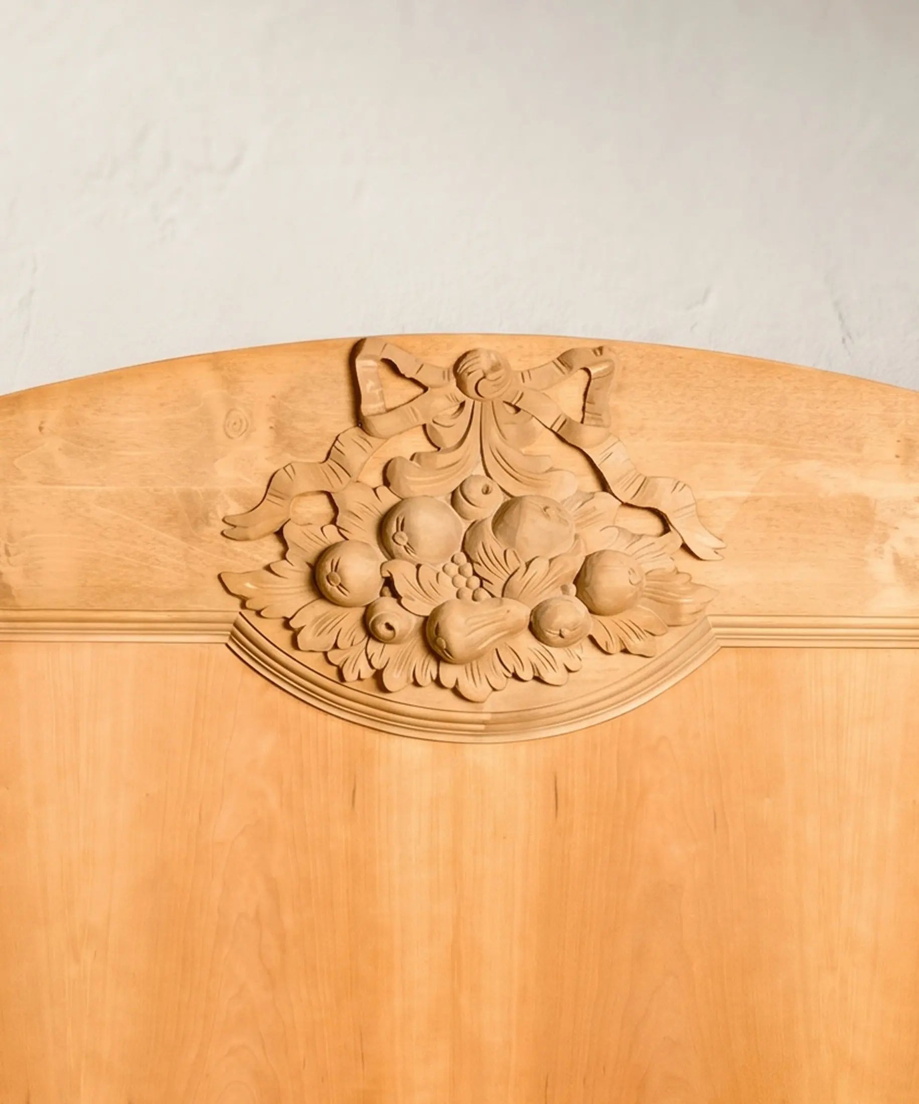 Detalle de la cartela central con frutas talladas y lazo del cabecero estilo Luis XVI — Antique Arte y Decoración