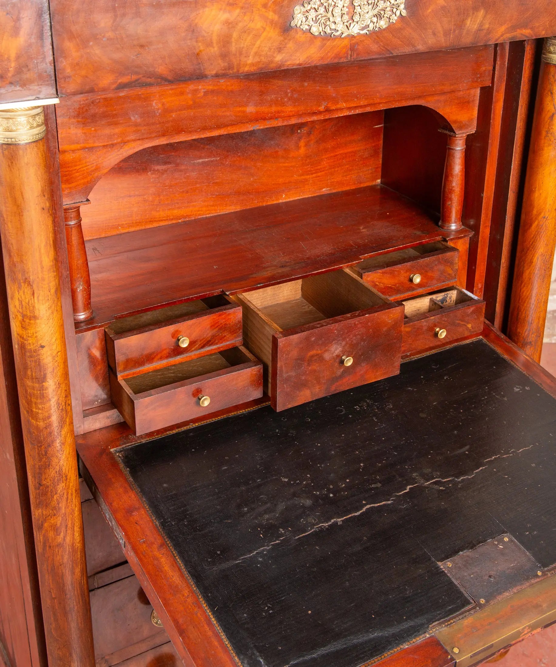 Interior secreter con cajones abiertos y escribanía de cuero con pátina — Antique Arte y Decoración