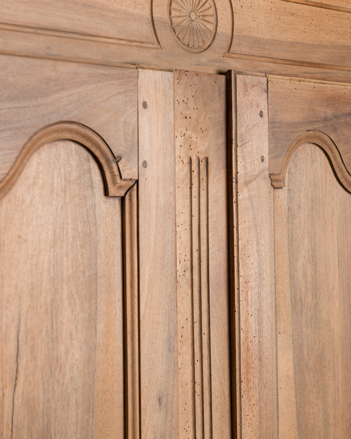 Detalle roseta tallada y montante acanalado de armario antiguo de nogal — Antique Arte y Decoración