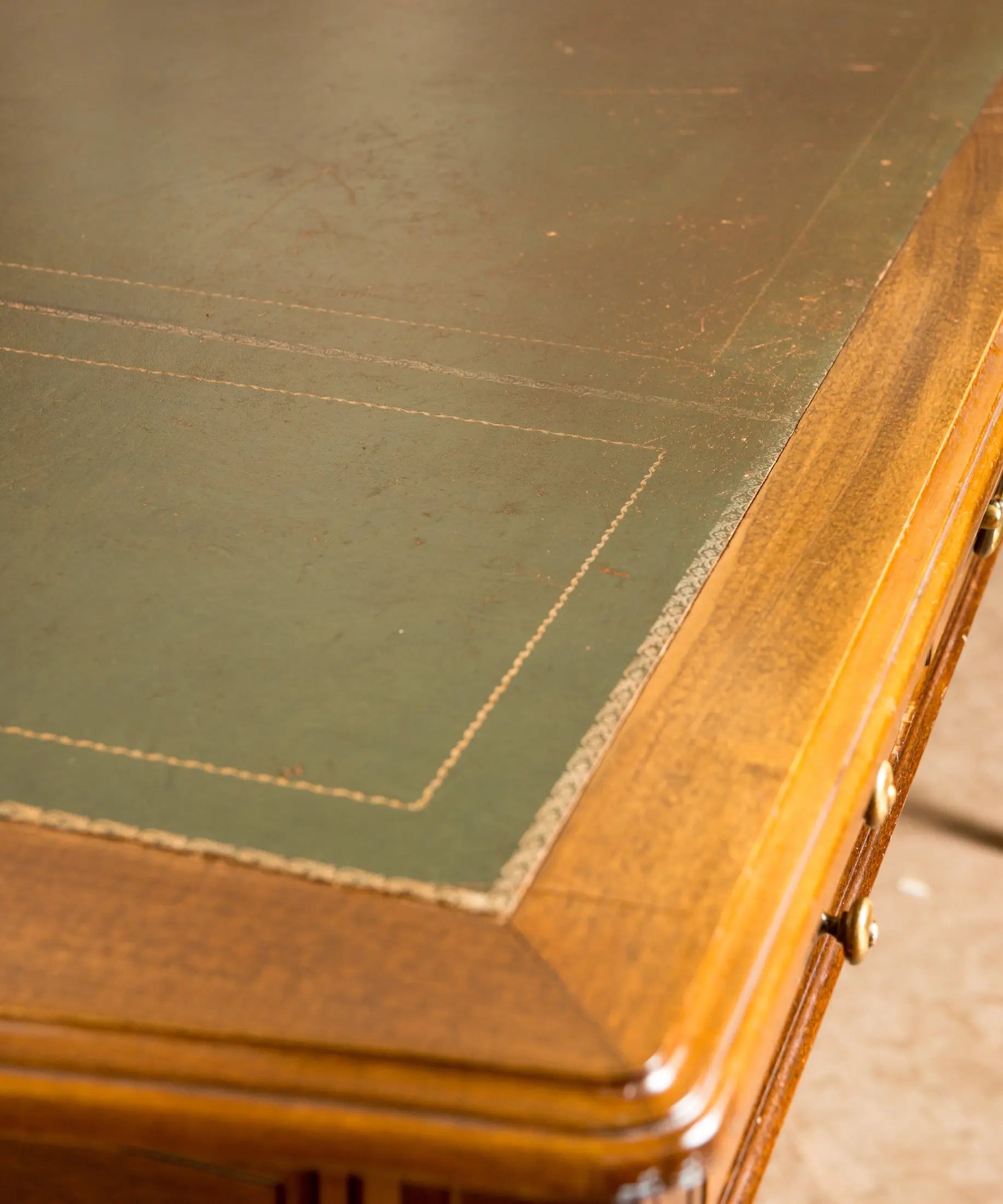 Escritorio de centro vintage en madera de nogal y cuero verde (Estilo Directorio / Luis XVI)