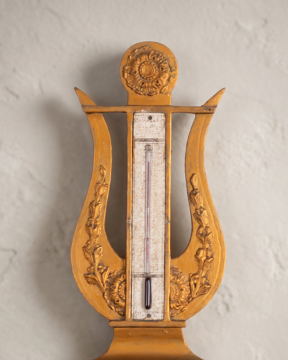 Detalle copete de lira dorado con roseta y termómetro del barómetro — Antique Arte y Decoración