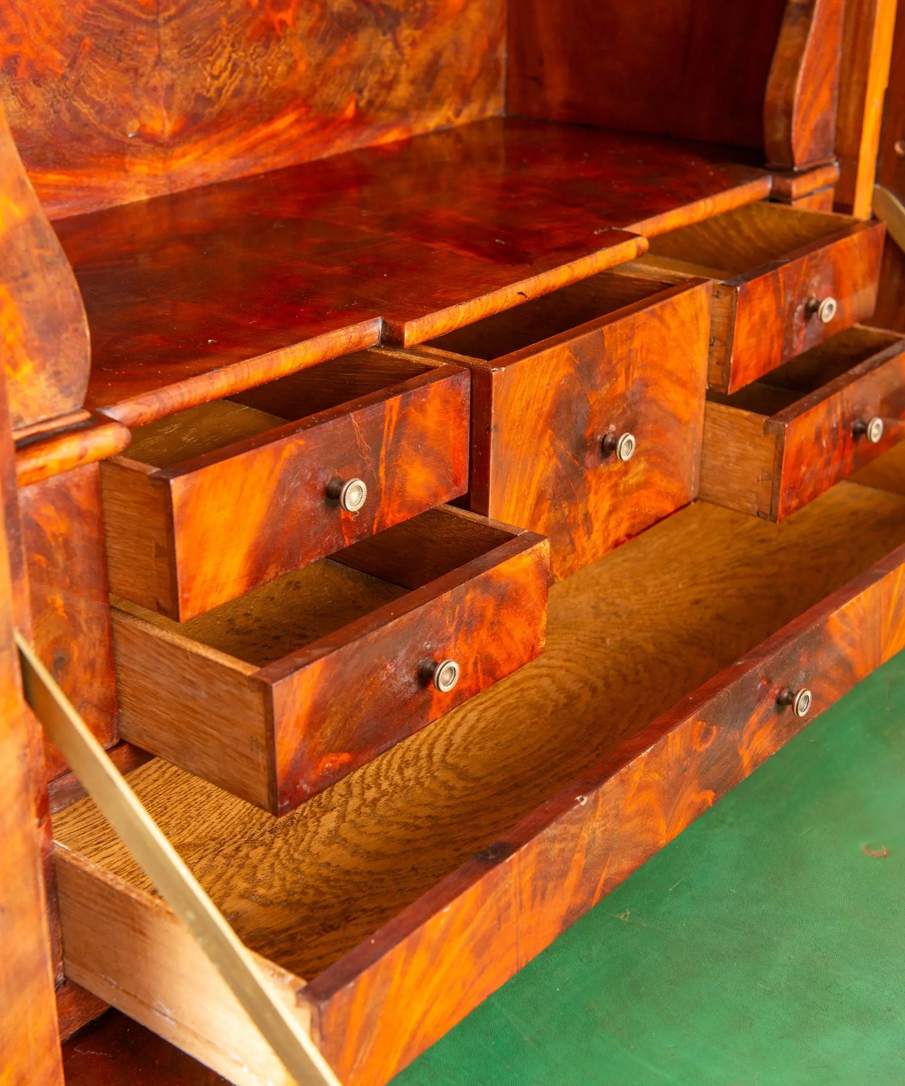 Cajones interiores de caoba flameada abiertos del secreter antiguo — Antique Arte y Decoración
