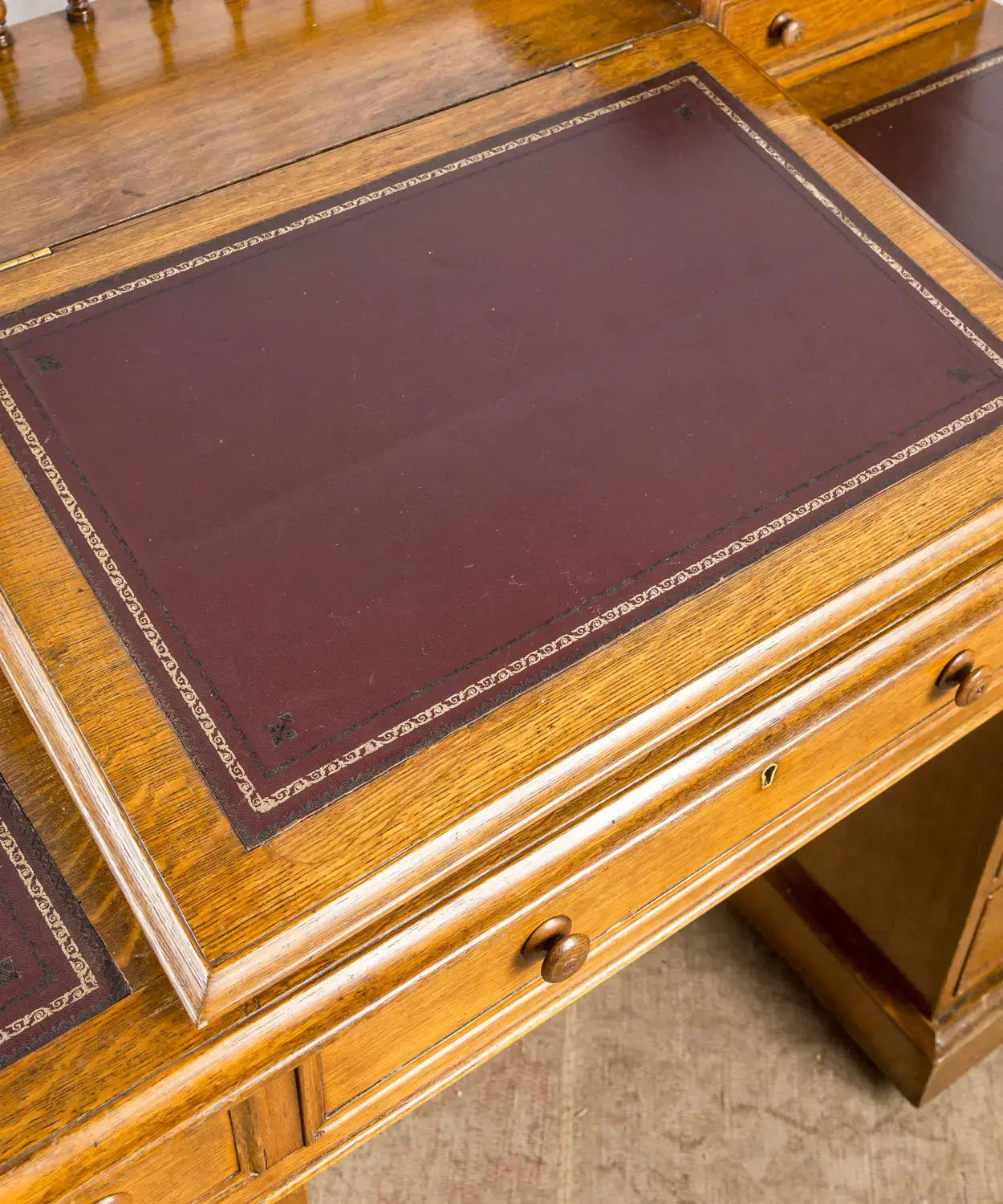 Escritorio Victoriano Dickens en roble macizo con secreter Antique arte y decoracion