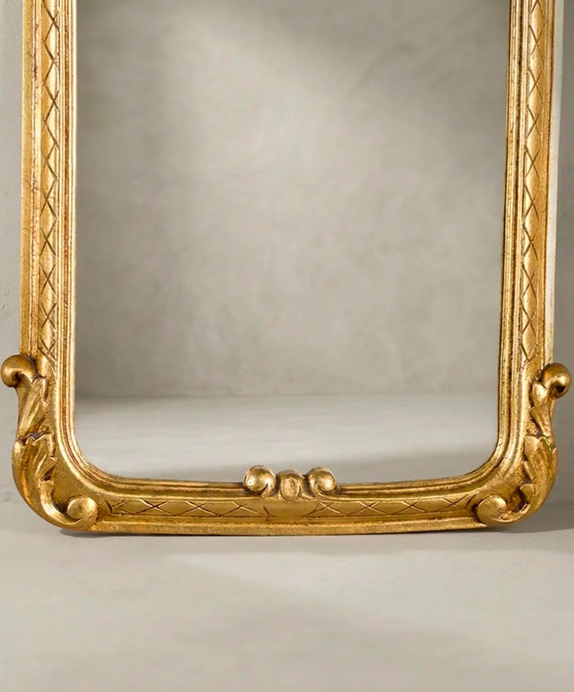 Detalle esquina inferior con volutas y entrelazado tallado dorado al pan de oro — Antique Arte y Decoración