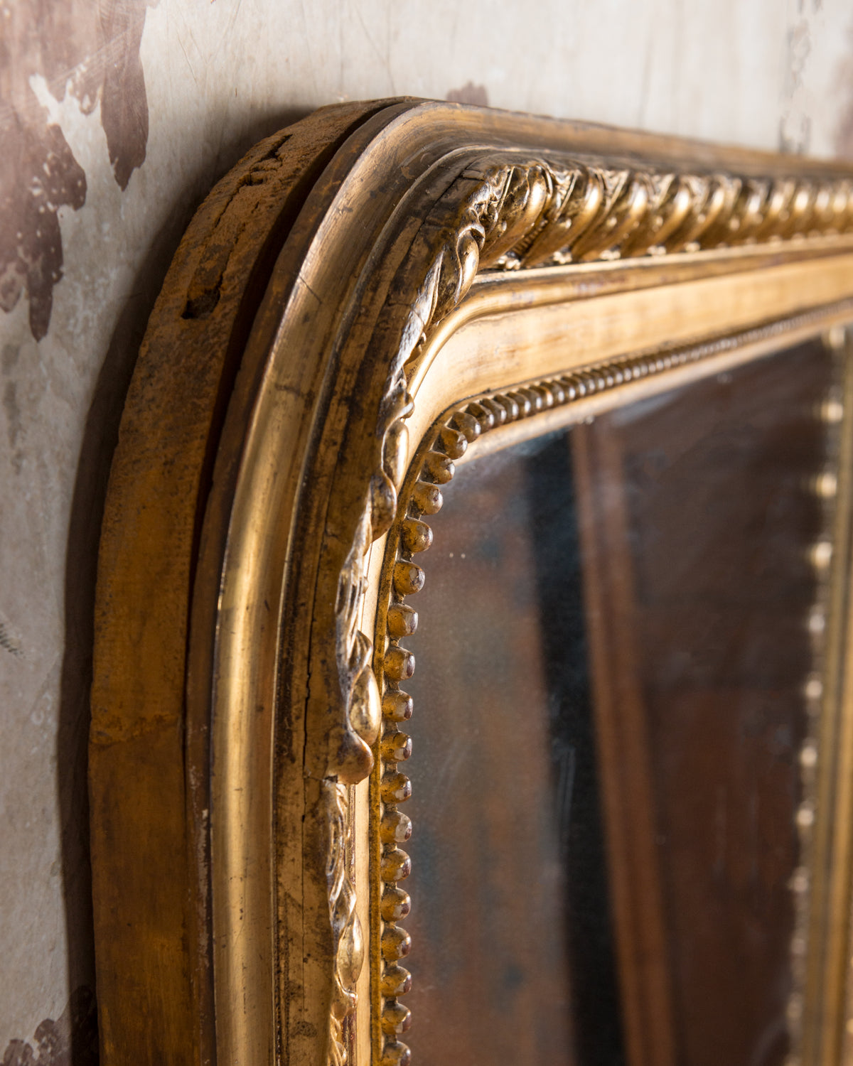 Detalle esquina redondeada del marco con pátina del pan de oro — Antique Arte y Decoración