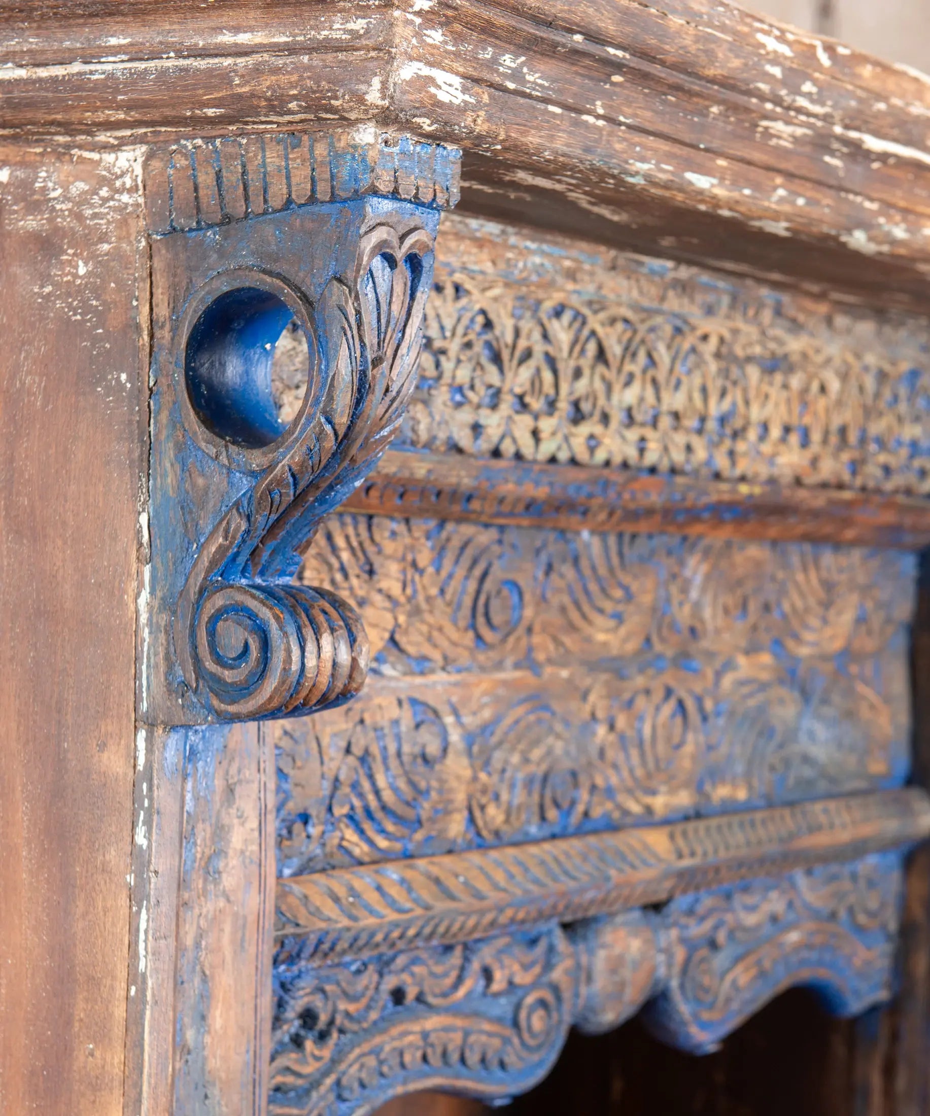 Detalle ménsula tallada y cenefa en azul decapé sobre madera maciza — Antique Arte y Decoración