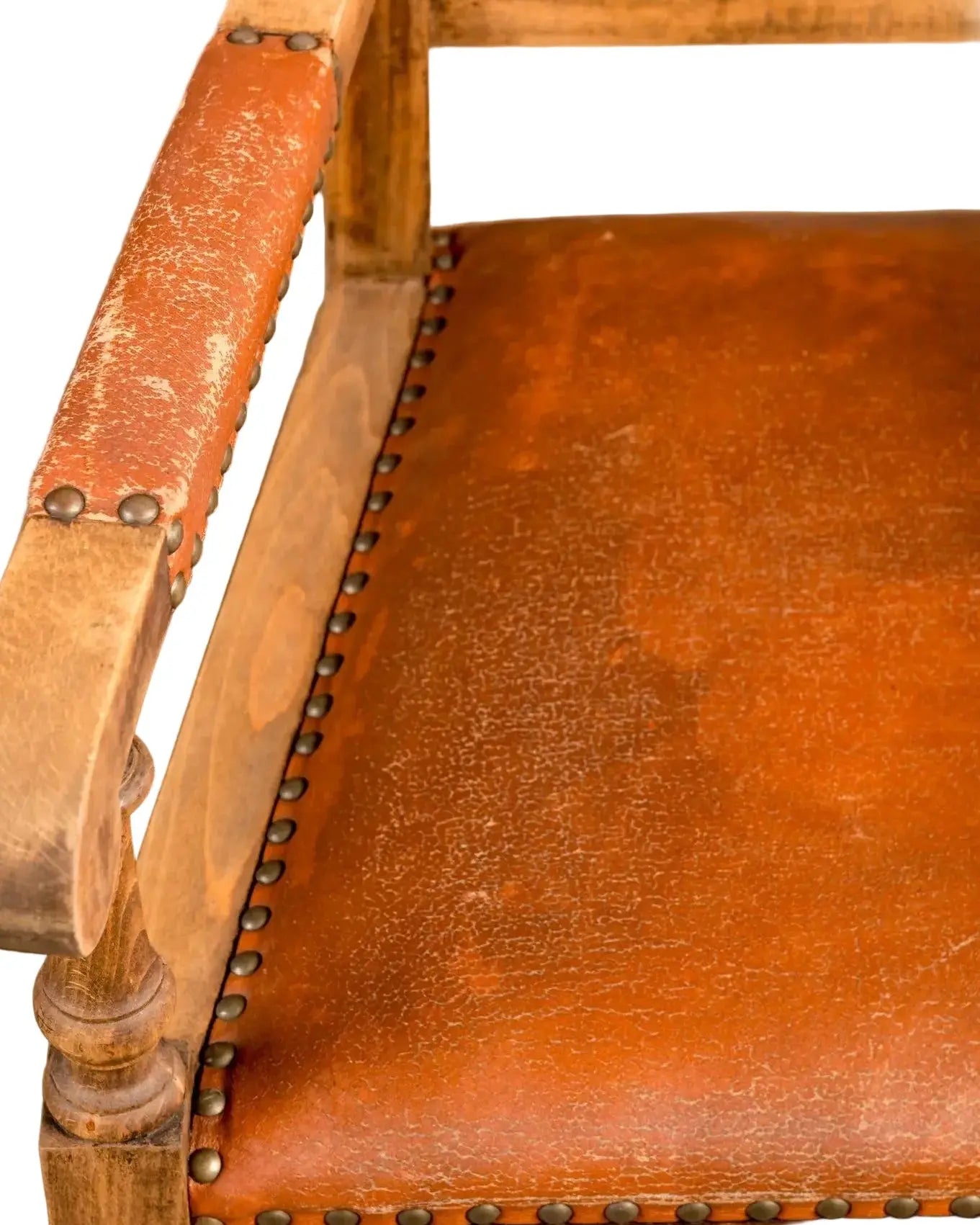 Pareja de sillones fraileros de madera y cuero con pátina original Antique arte y decoracion