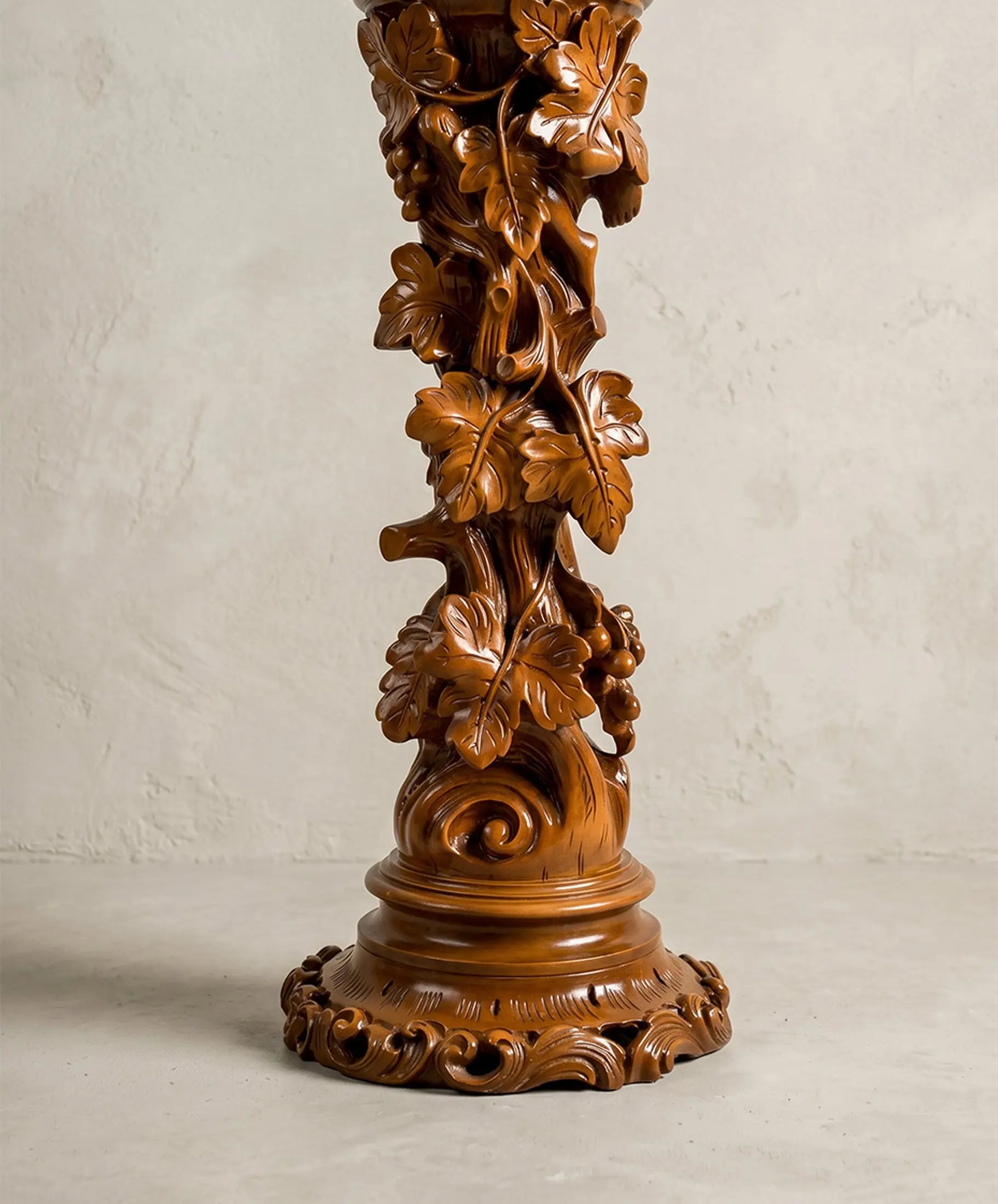 Detalle hojas de parra y racimos tallados en altorrelieve pedestal Belle Epoque — Antique Arte y Decoracion