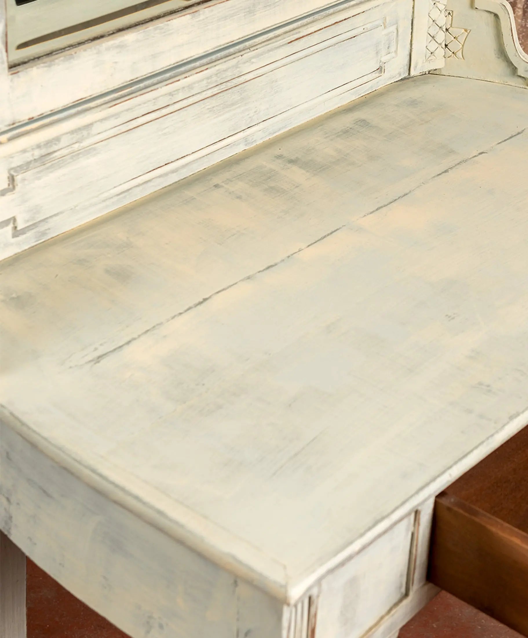 Detalle de la galería trasera con moldura y acabado gris decapado del tocador — Antique Arte y Decoración