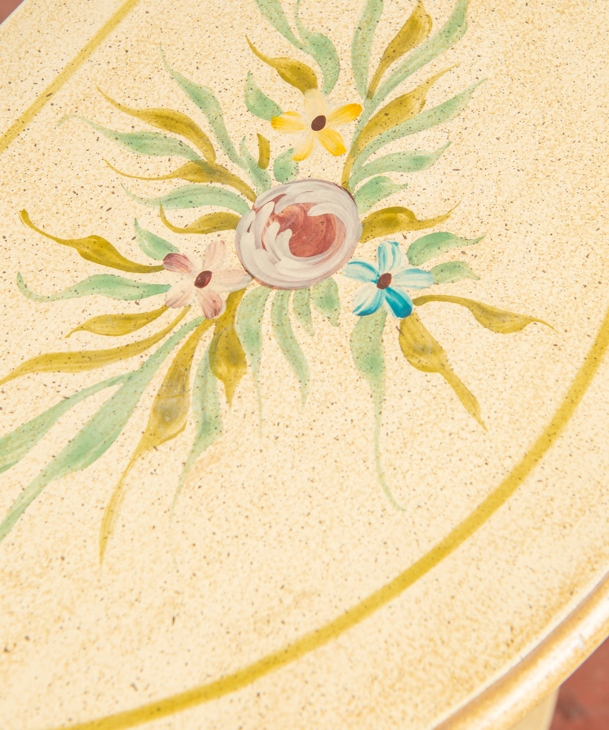 Detalle rosa y flores azul y amarilla pintadas a mano, consola francesa años 70 — Antique Arte y Decoración