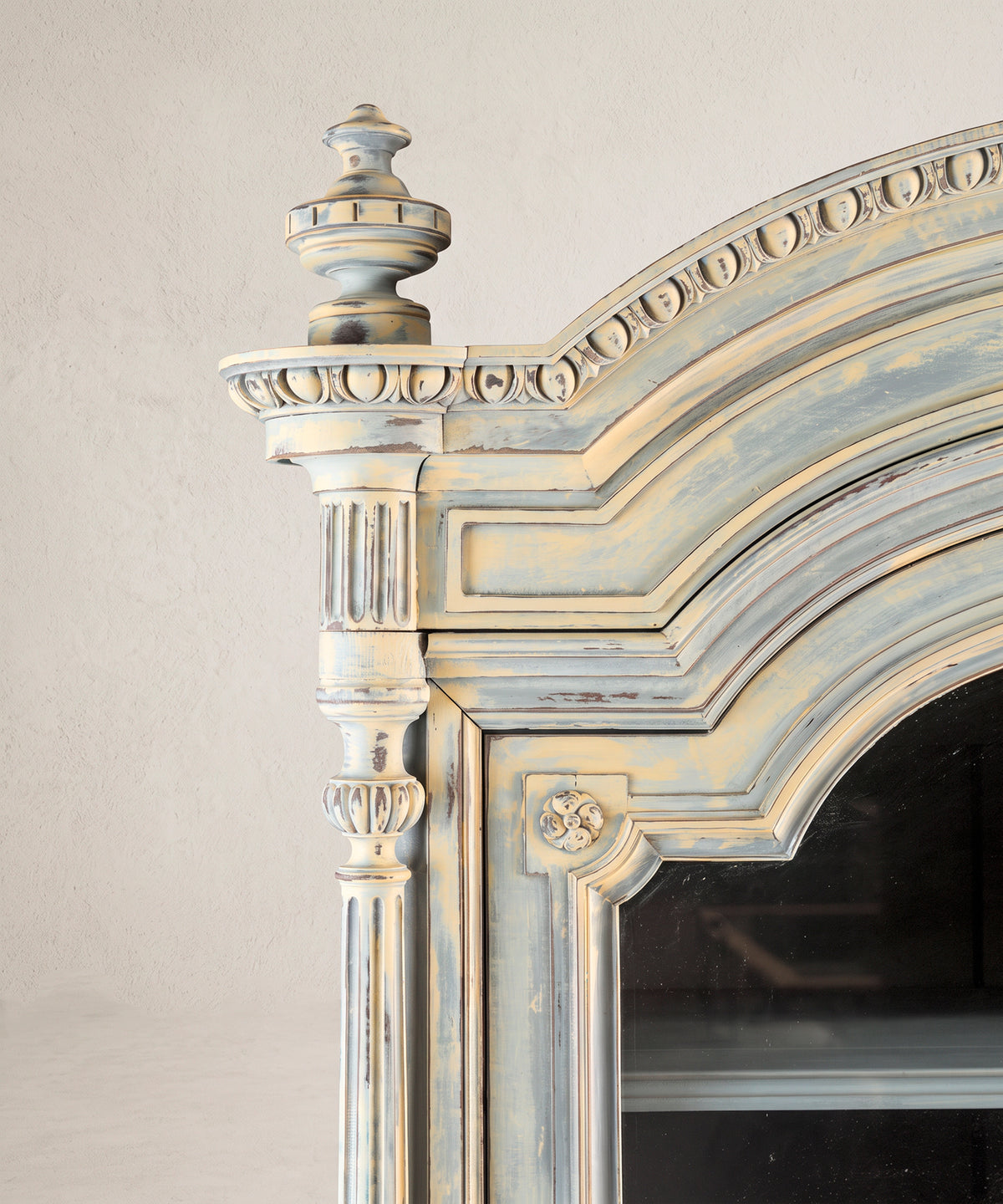 Detalle copete con friso de ovas, remate torneado y capitel acanalado decapé — Antique Arte y Decoración