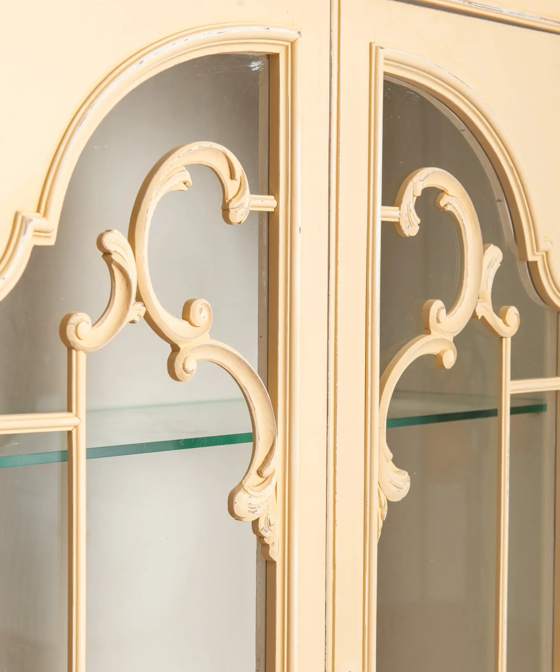 Detalle copete tallado y calado con volutas de acanto sobre el cristal — Antique Arte y Decoración
