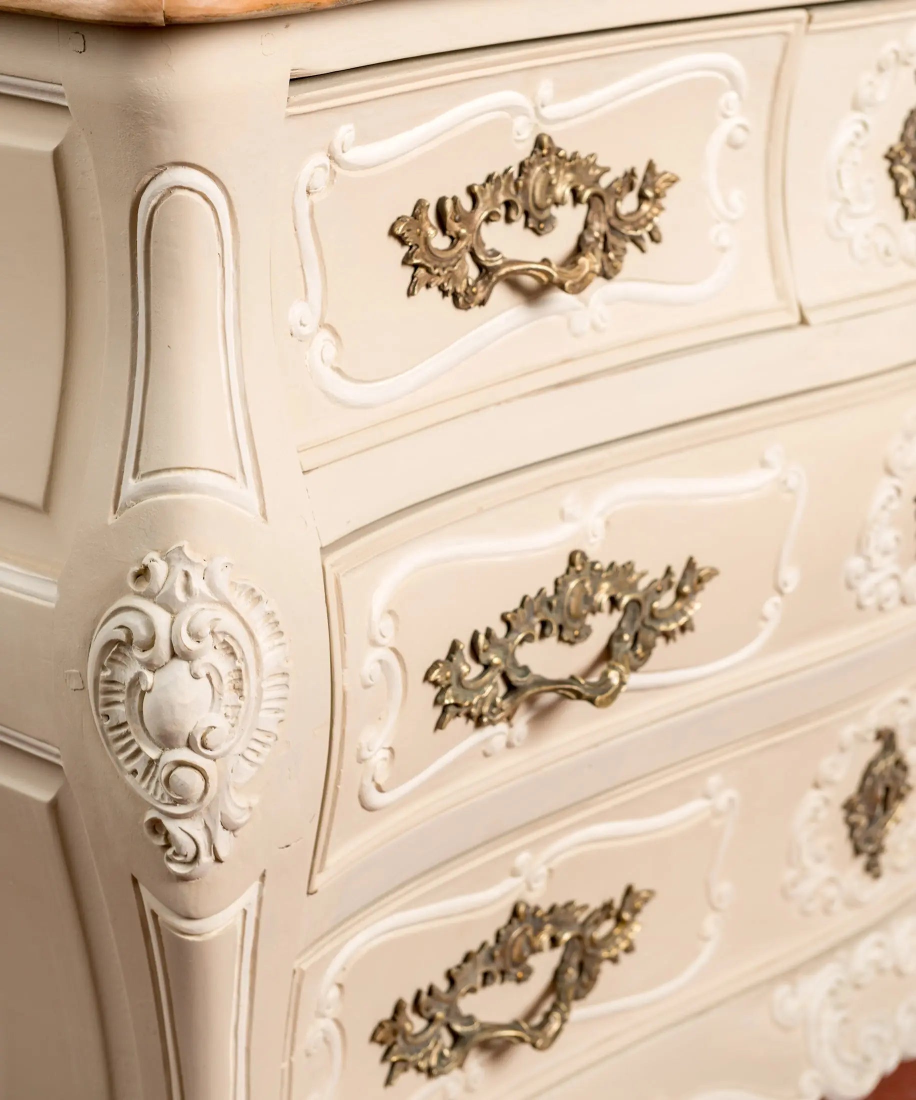 Detalle herrajes latón dorado rocaille y tallas madera blanca cómoda Luis XV — Antique Arte y Decoración