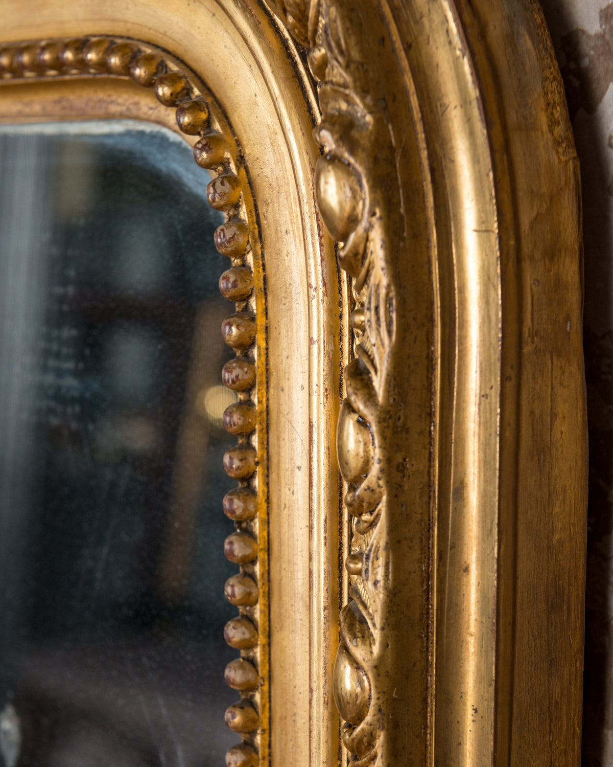 Detalle fila de perlas y friso de óvalos dorados junto a la luna antigua — Antique Arte y Decoración