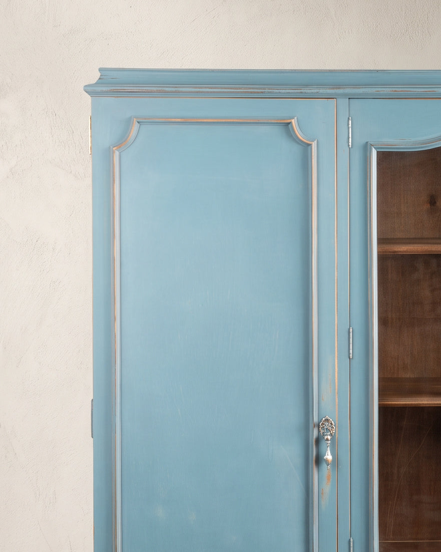 Detalle cornisa y panel moldurado con tirador de gota en decapé azul — Antique Arte y Decoración